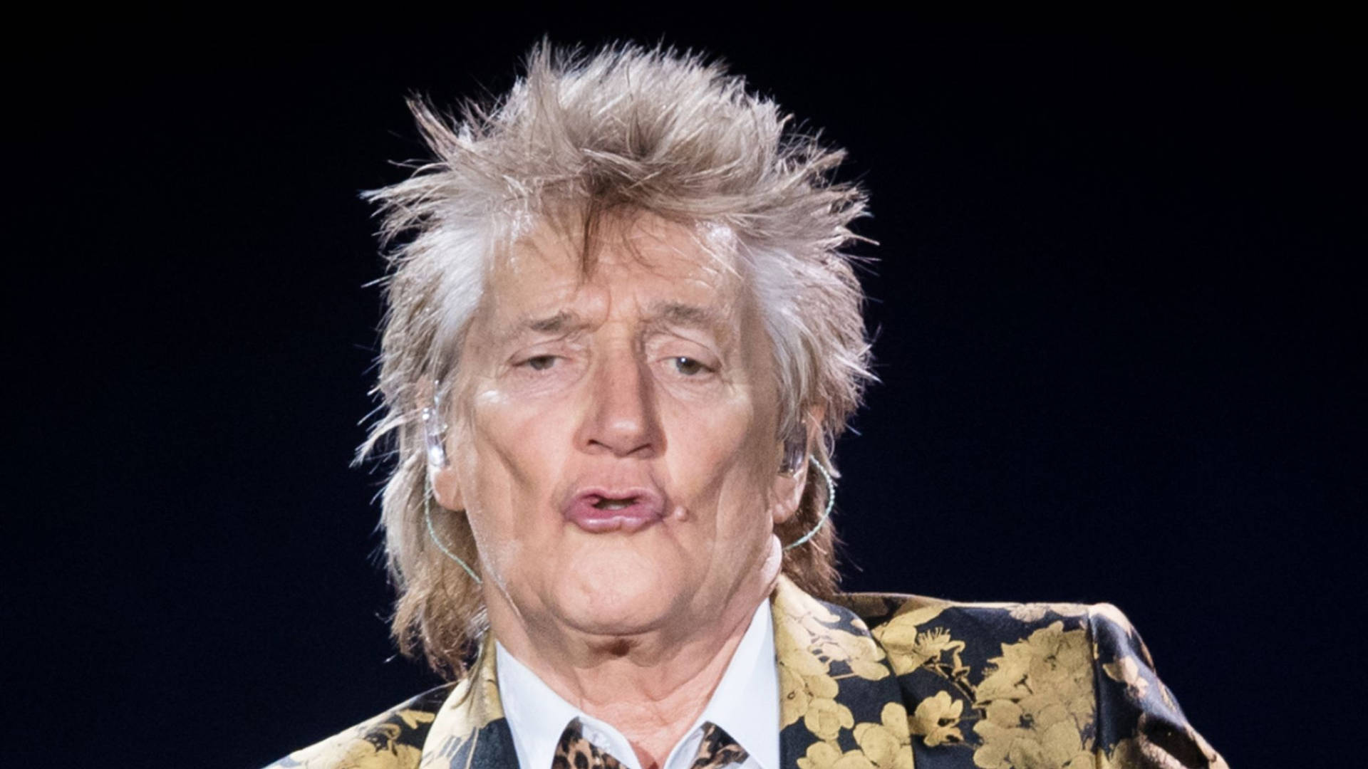 Rodstewart, Rock 'n' Roll-sångare. (this Is The Exact Translation. If We Want To Convey It In A More Fitting Form For Computer/mobile Wallpaper, We Could Say Something Like: 