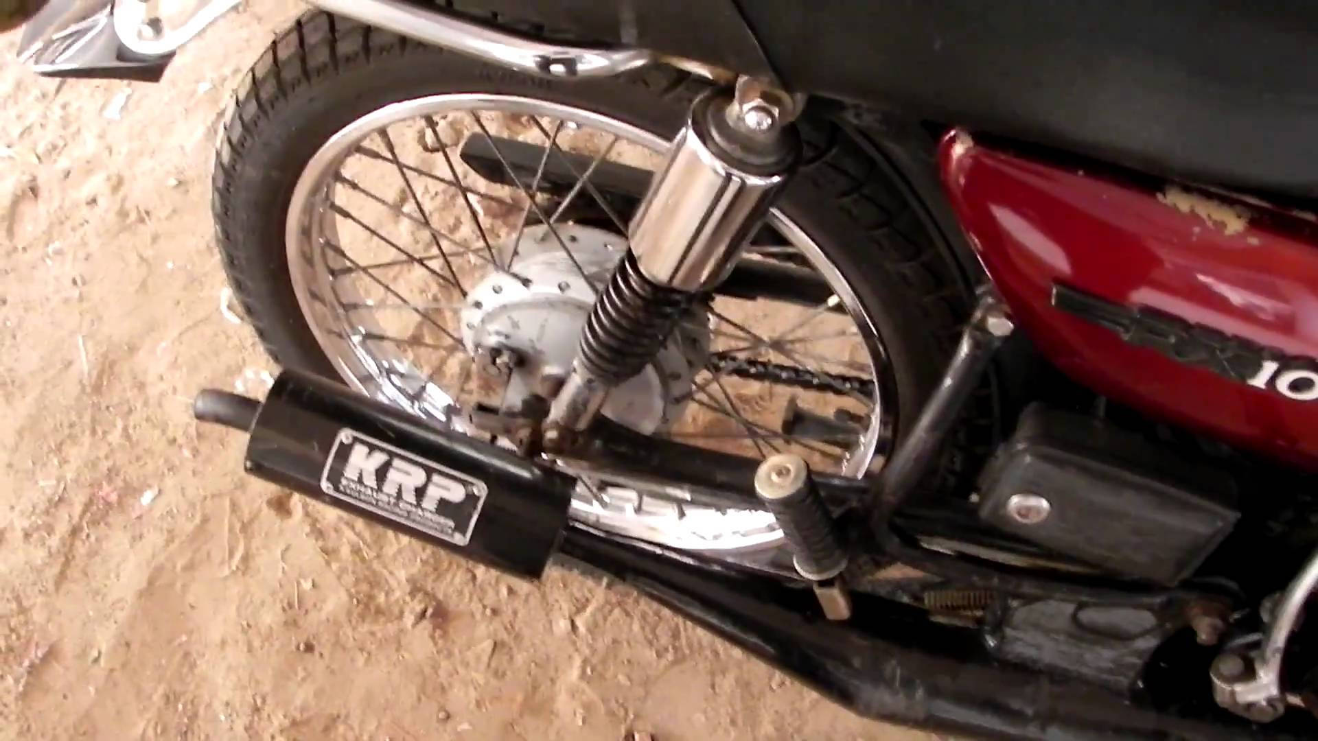 Rød Yamaha Rx100 Motorcykel Bagerste Nærbillede Wallpaper