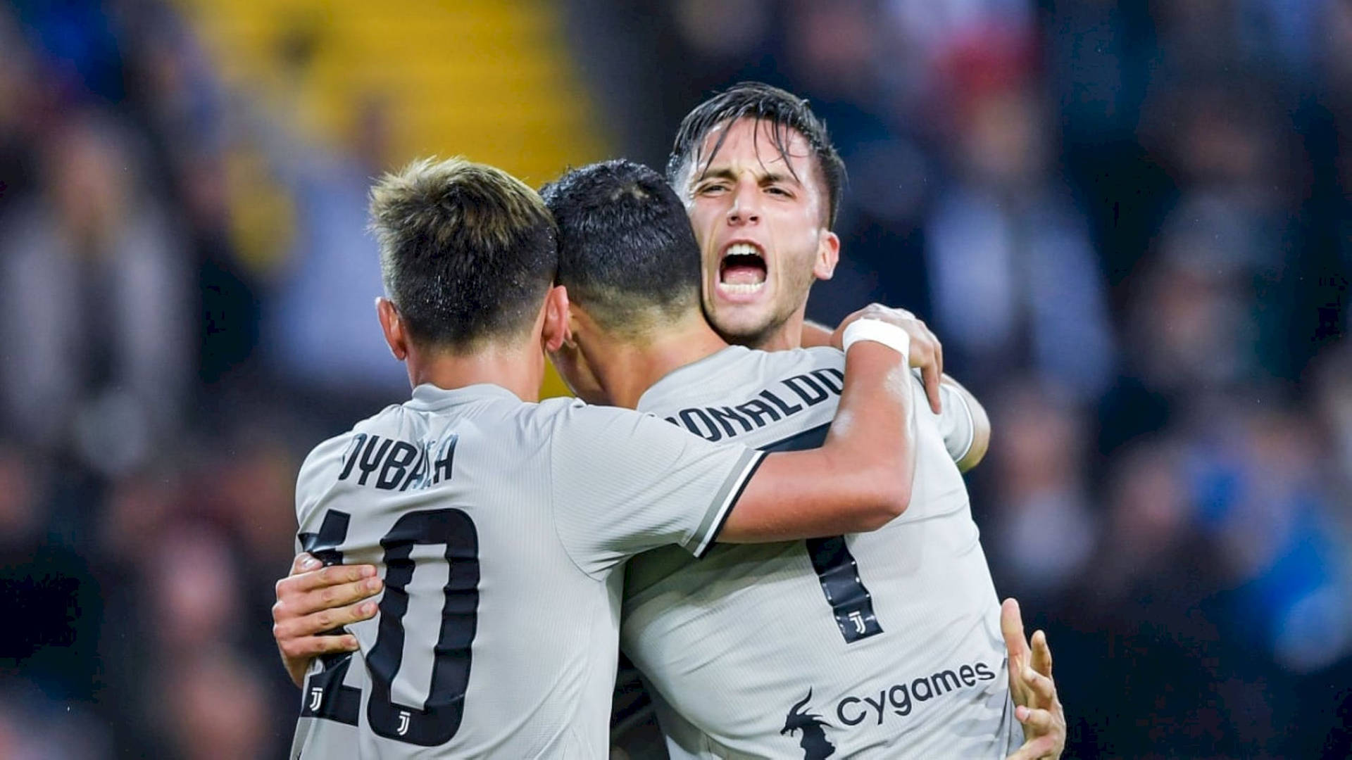 Rodrigobentancur Abbracciando I Compagni Di Squadra Della Juventus Sfondo