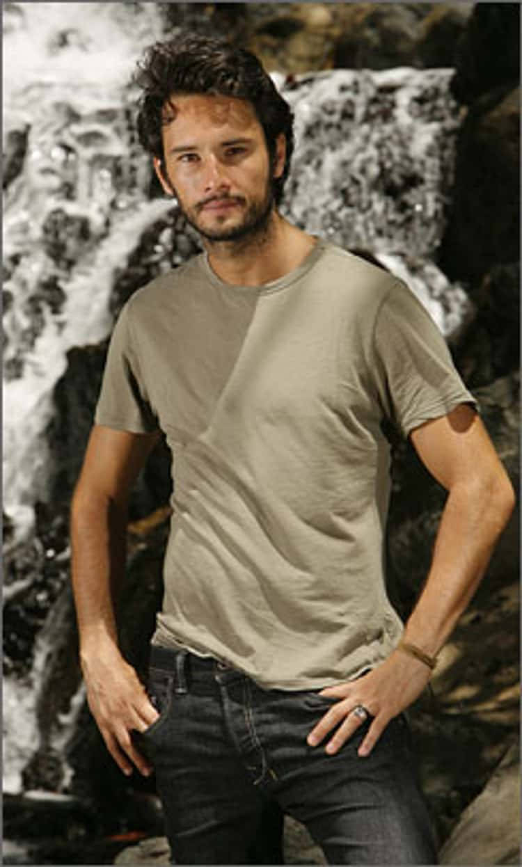 Accomplished Actor Rodrigo Santoro in character as Paulo. Wallpaper
