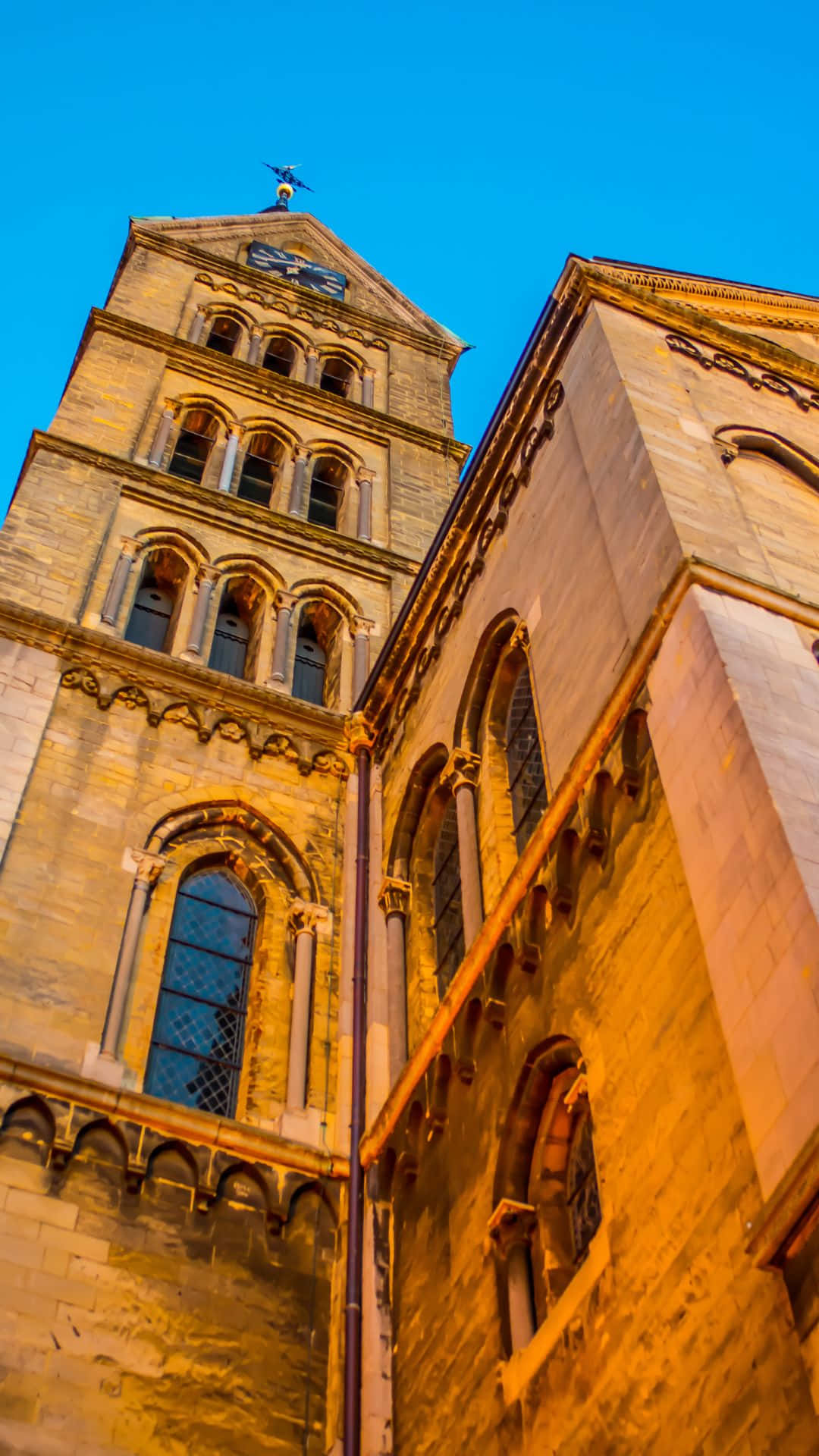 Roermond Katedral Tårn Ved Skumring Bakgrunnsbildet