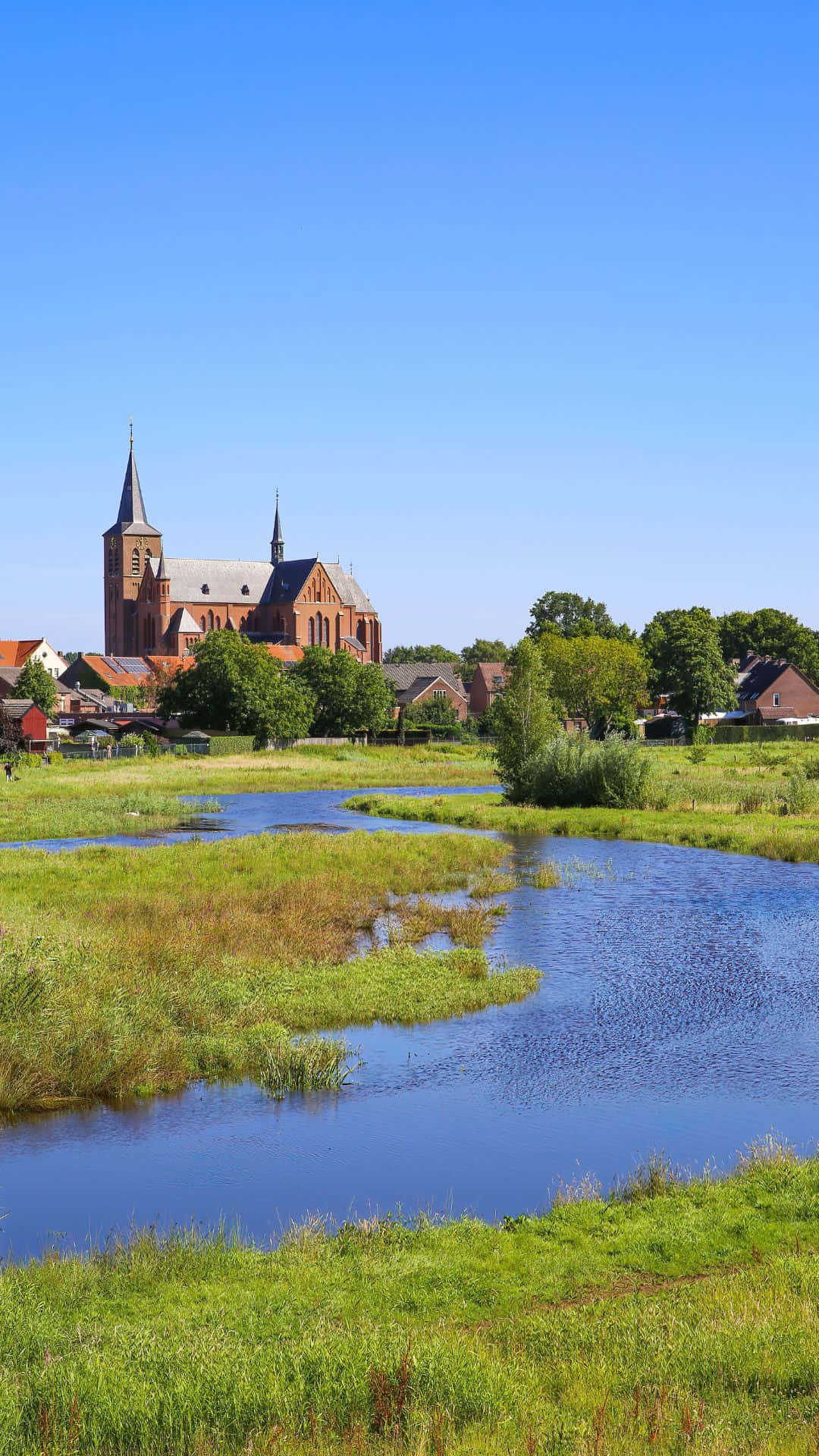 Gereja Roermond Di Atas Padang Air Wallpaper