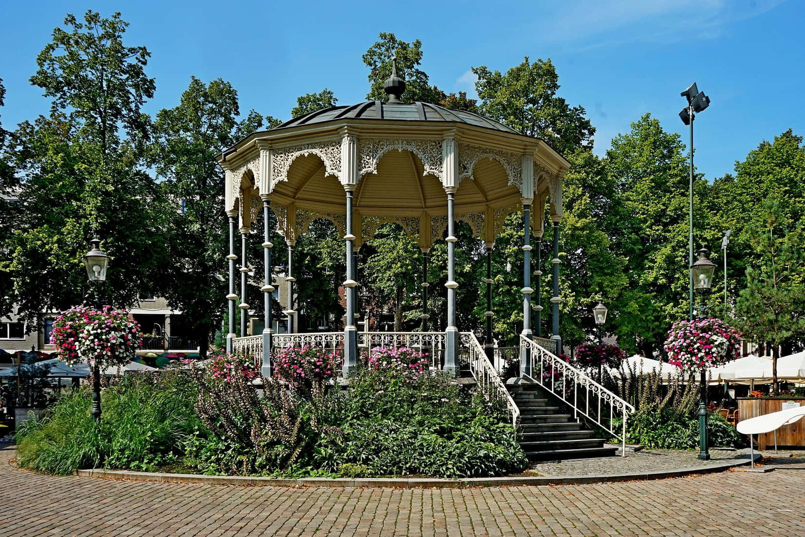 Pavilion Taman Roermond Di Musim Panas Wallpaper