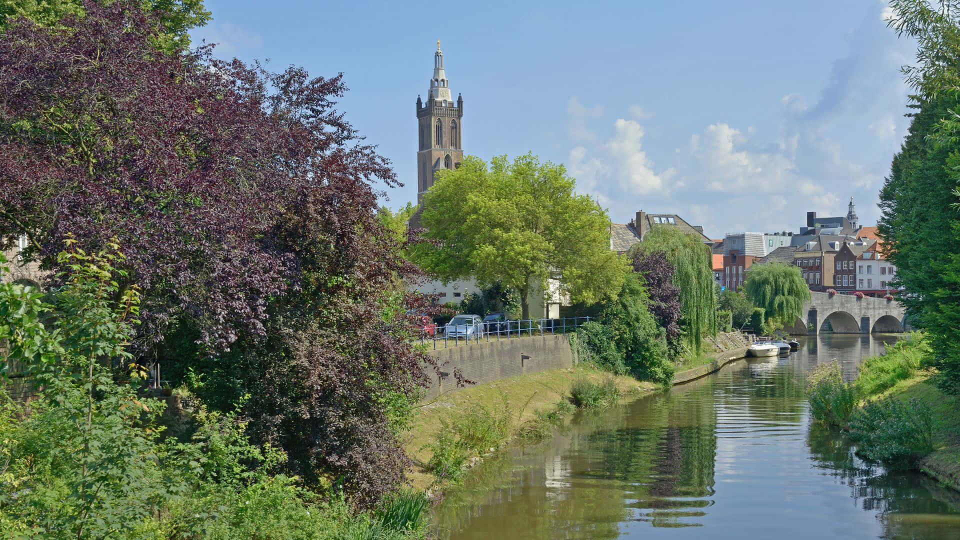 Roermond Elv Utsikt Med Kirketårn Bakgrunnsbildet