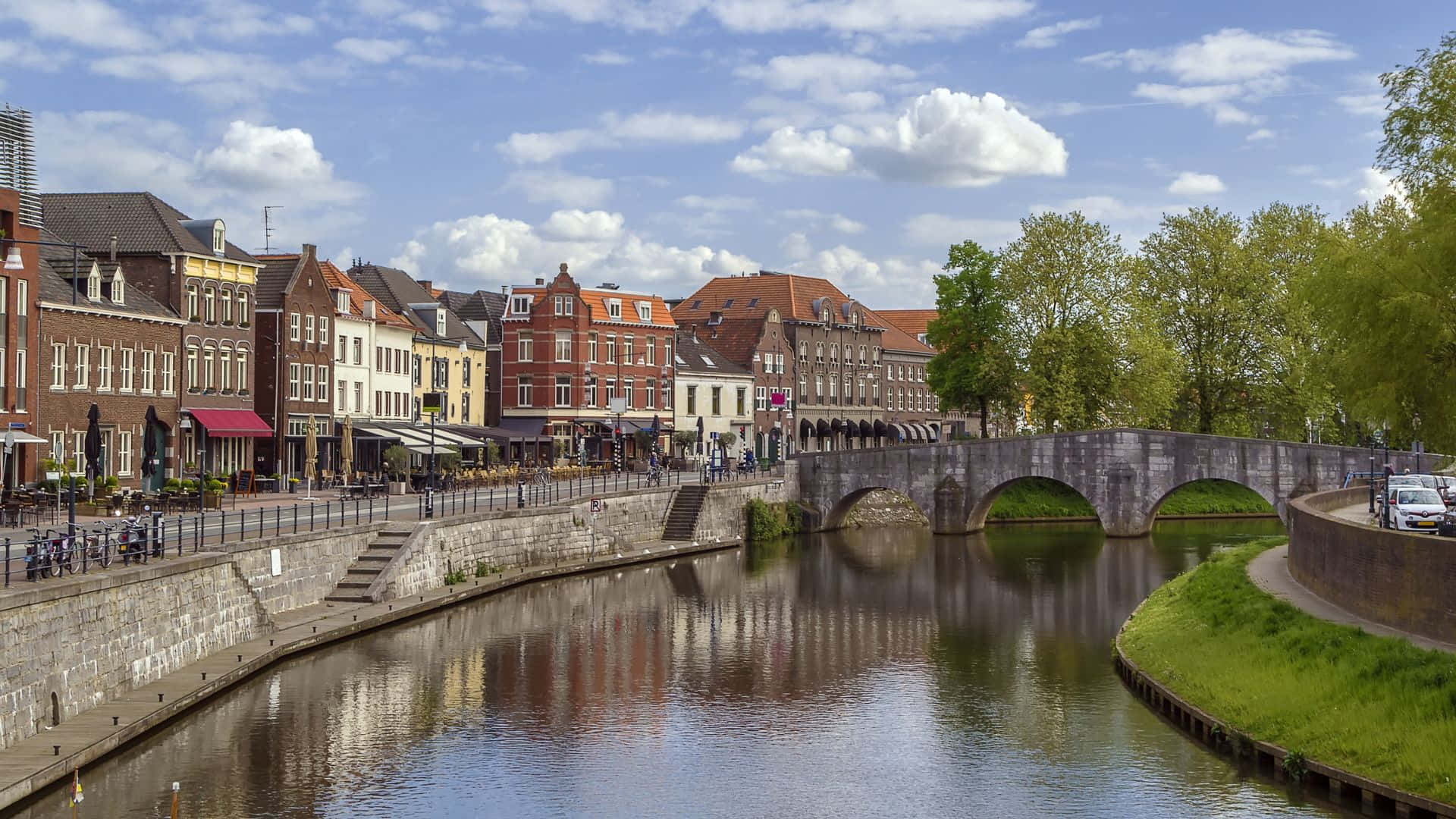 Pemandangan Sungai Roermond Dengan Jembatan Batu Wallpaper