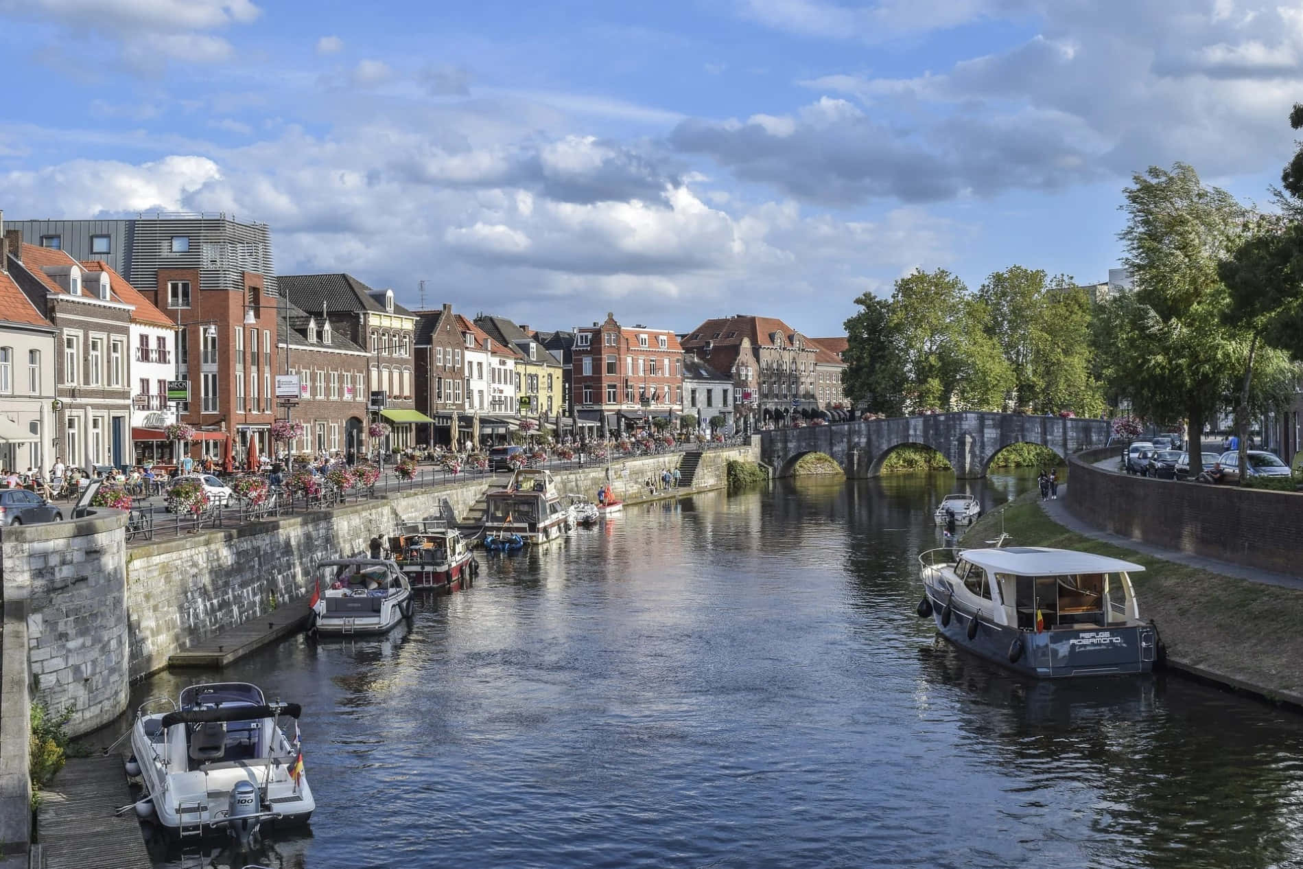 Pemandangan Sungai Roermond Dengan Jembatan Batu Wallpaper