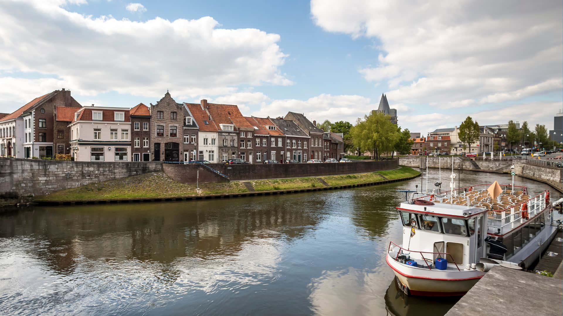 Roermond Elvefront Naturskjønn Utsikt Bakgrunnsbildet