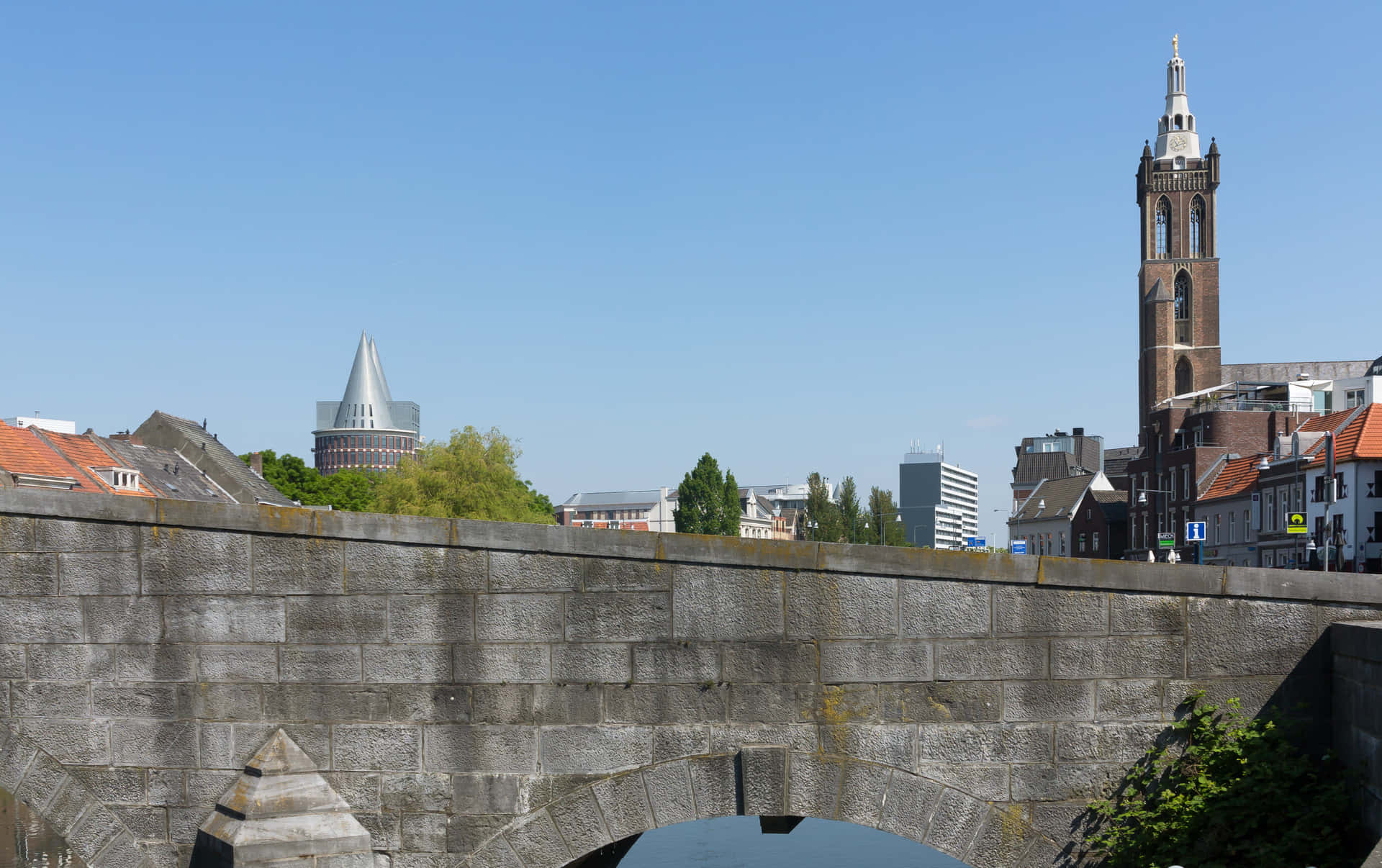 Roermond Skyline Med Historisk Og Moderne Arkitektur Bakgrunnsbildet