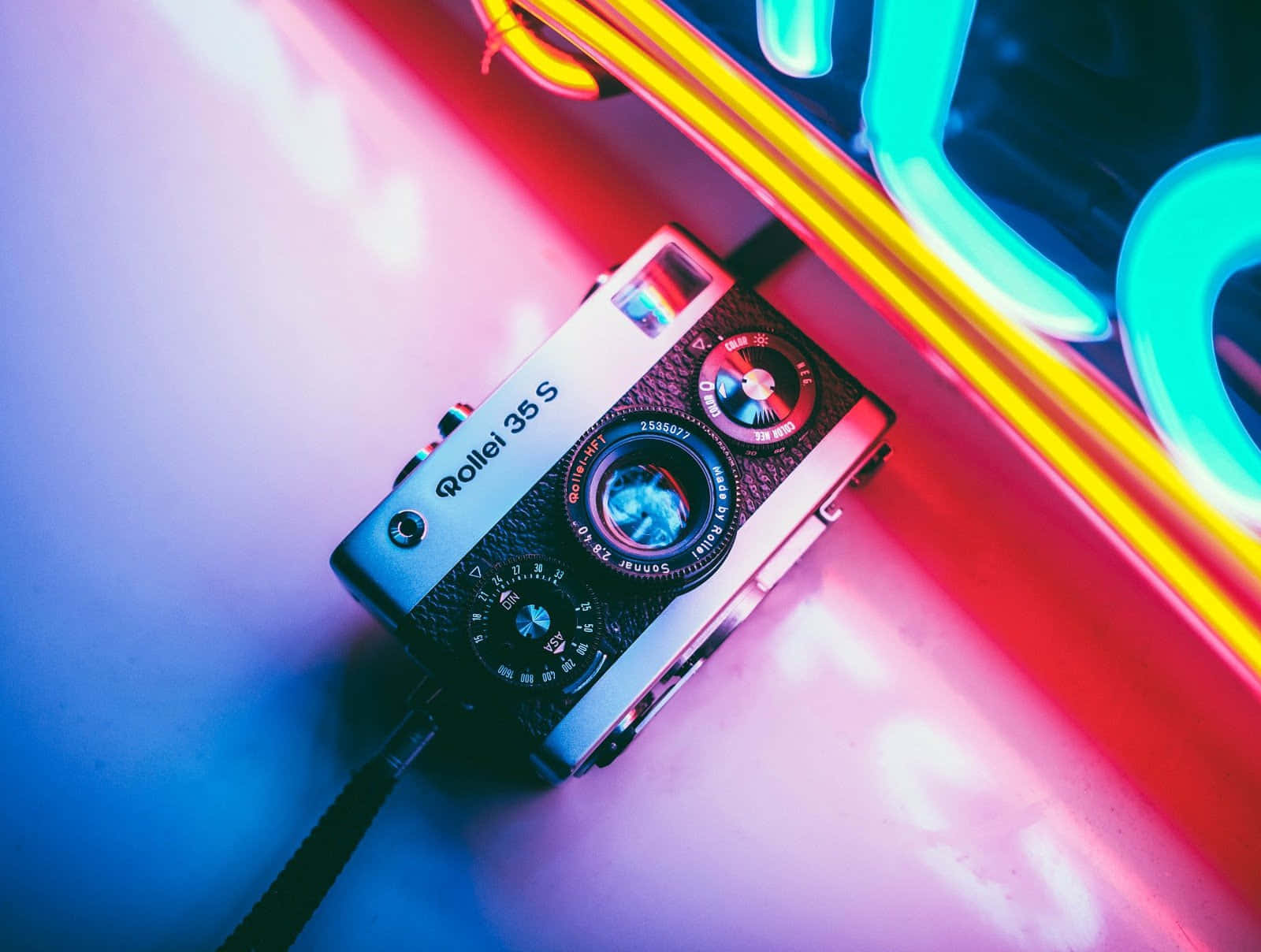 Rollefotografi Kamera på Neon Lys Baggrund Wallpaper