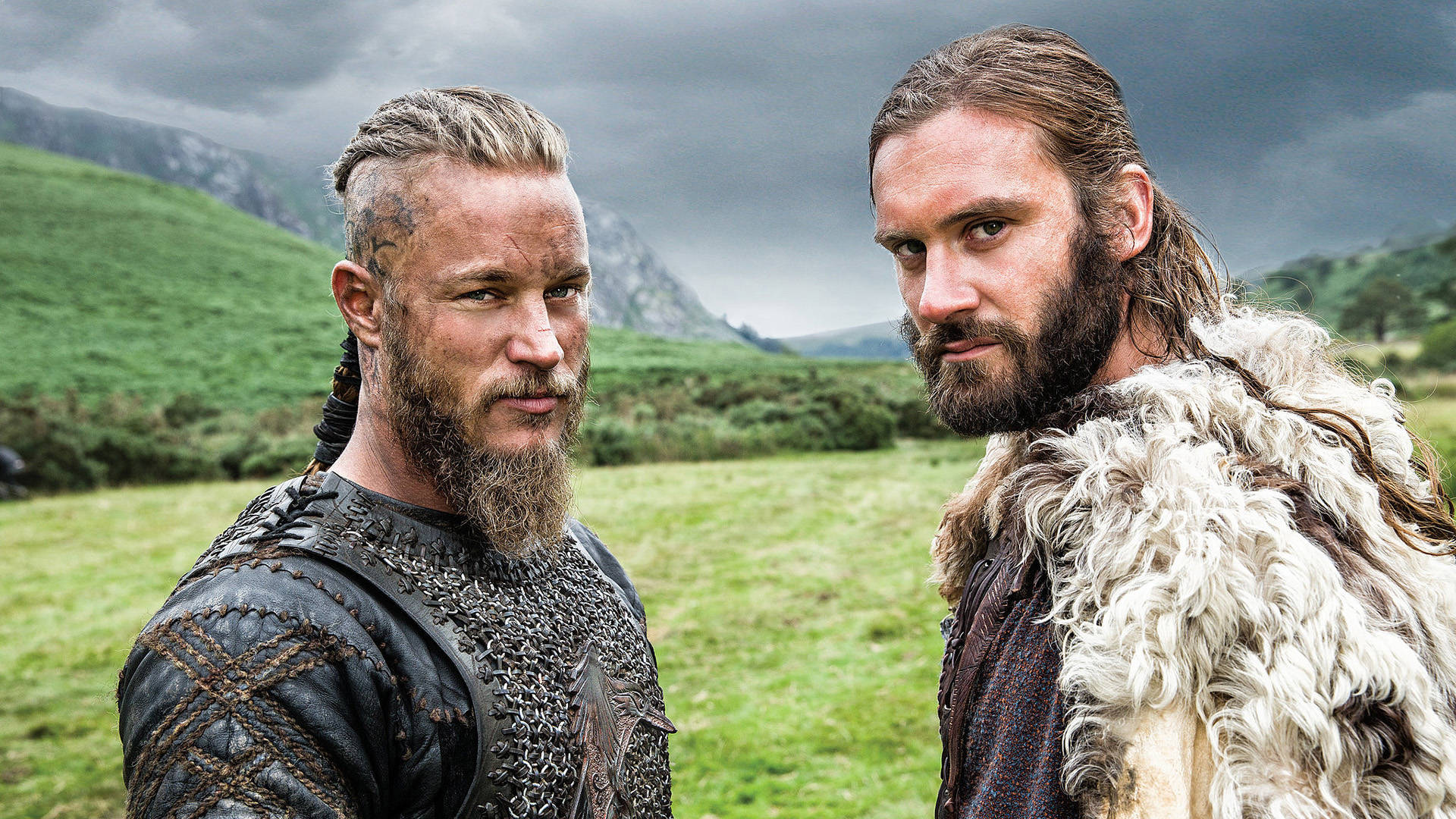 Jeg har et tapet af Rollo og Ragnar fra Vikings tv-serien på min pc. Wallpaper
