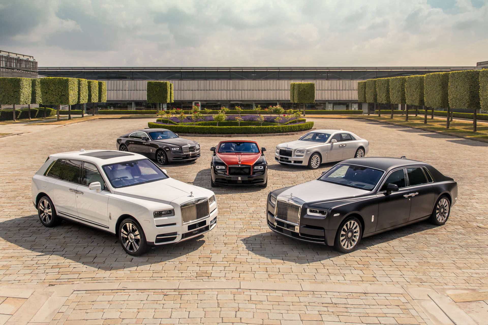 Rolls-Royce 4K Cars Near Fountain Wallpaper