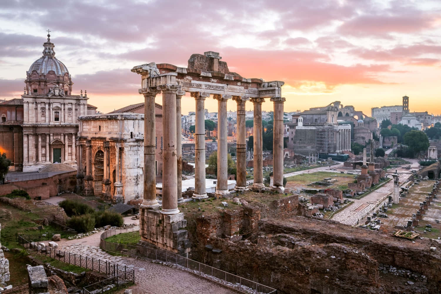 Disfrutandode Una Hermosa Vista De La Arquitectura Romana Antigua.