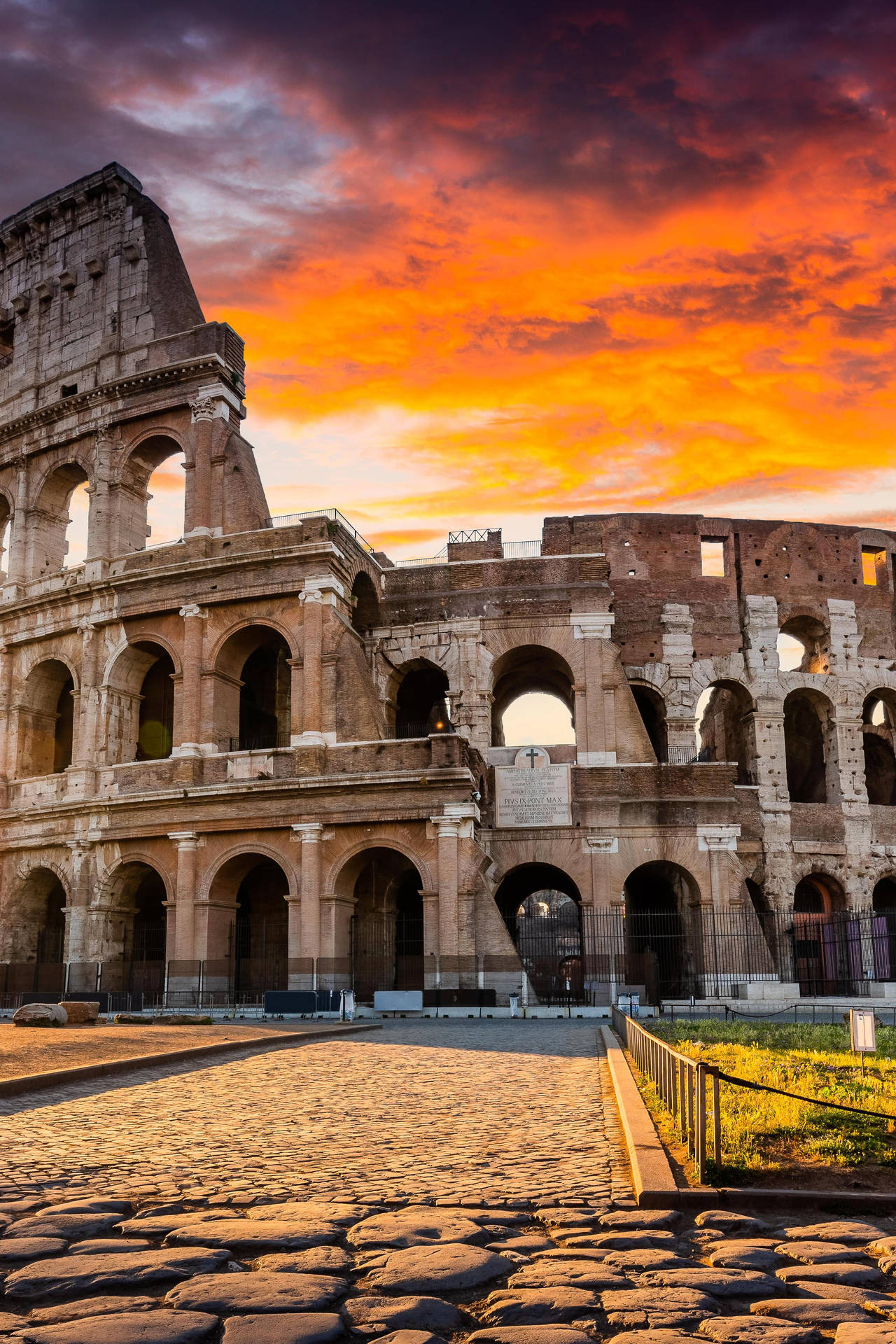 Romerske Colosseum Under Solnedgang Himmelen Wallpaper