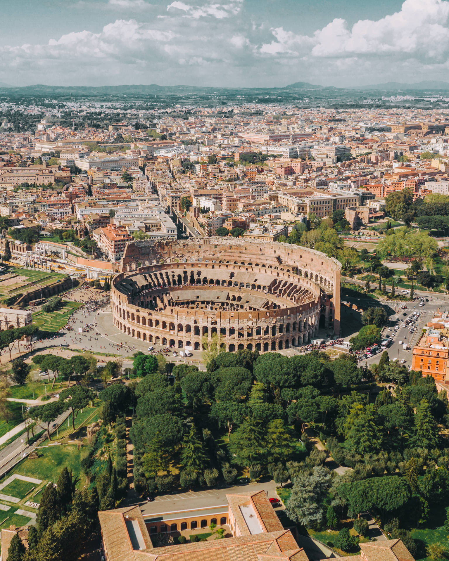 Wallpaperromerska Colosseumet Från Ett Avstånd Telefon Bakgrundsbild. Wallpaper