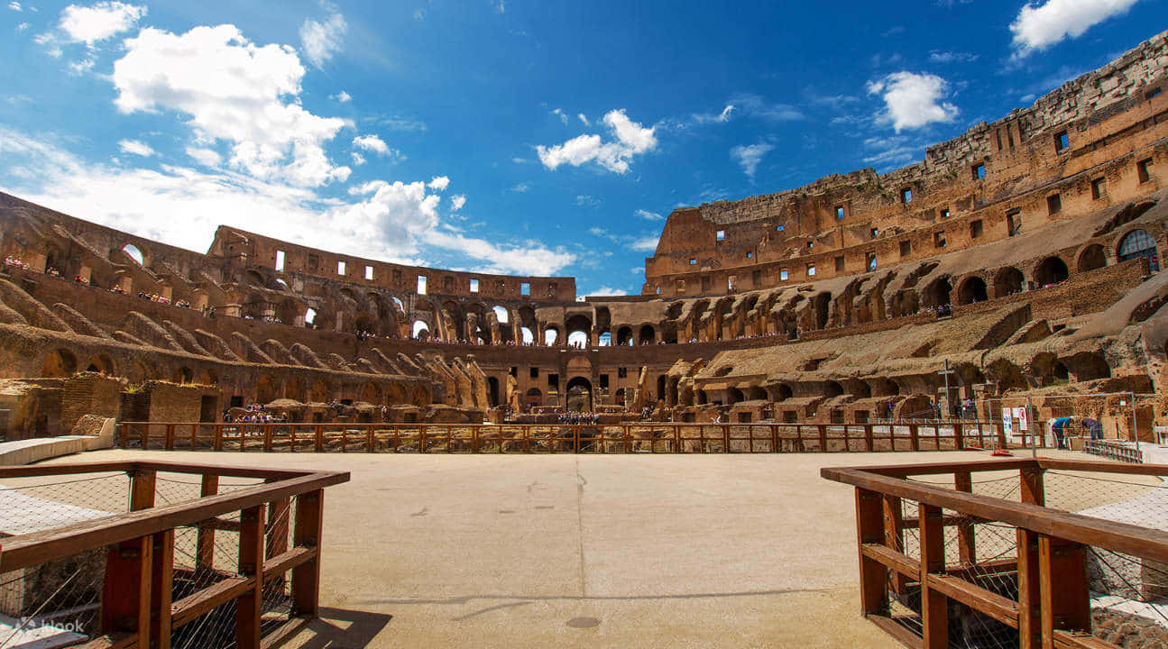 L'anticocolosseo Romano Sorge Imponente Tra Le Rovine Della Storia.