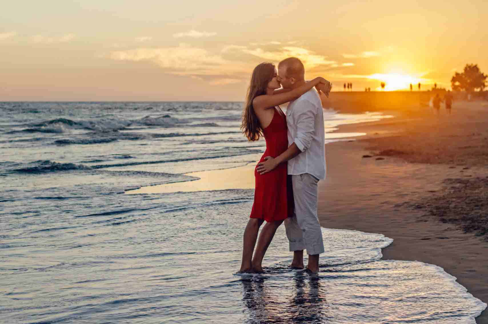 Kissing Couple Romance Bright Sunset Picture