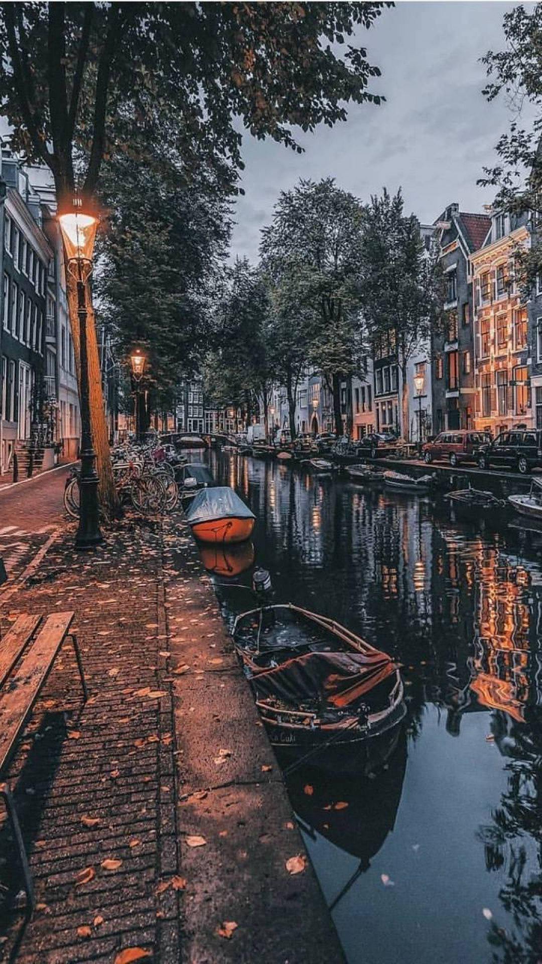 Romantic Amsterdams Kanal Cruise Æstetik Wallpaper