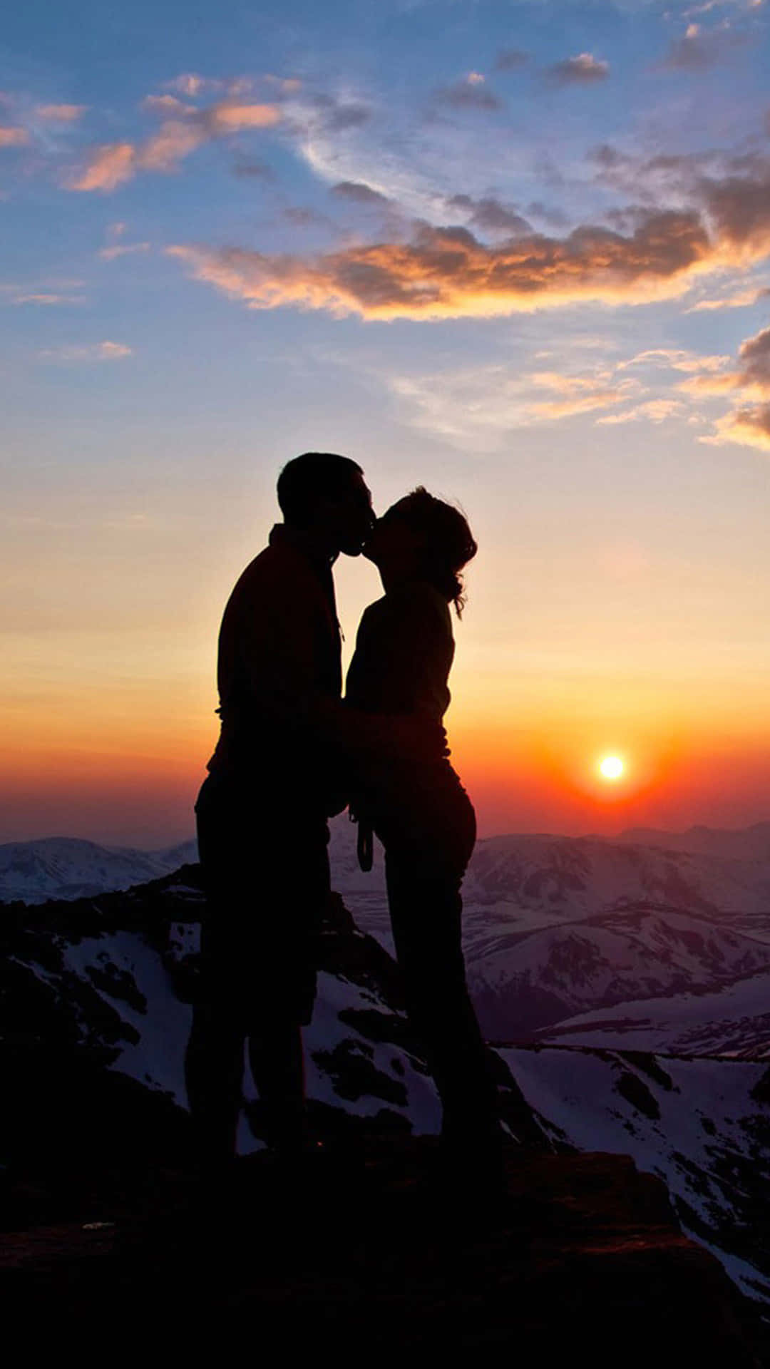 Amantiche Si Baciano Con Sfondo Romantico Di Montagne Al Tramonto.
