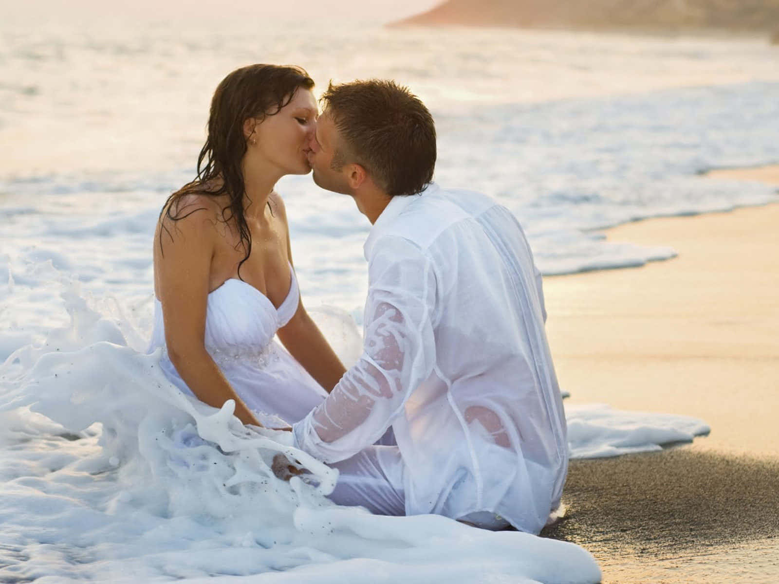 Hochzeitspaarküsst Sich Vor Romantischem Strandhintergrund