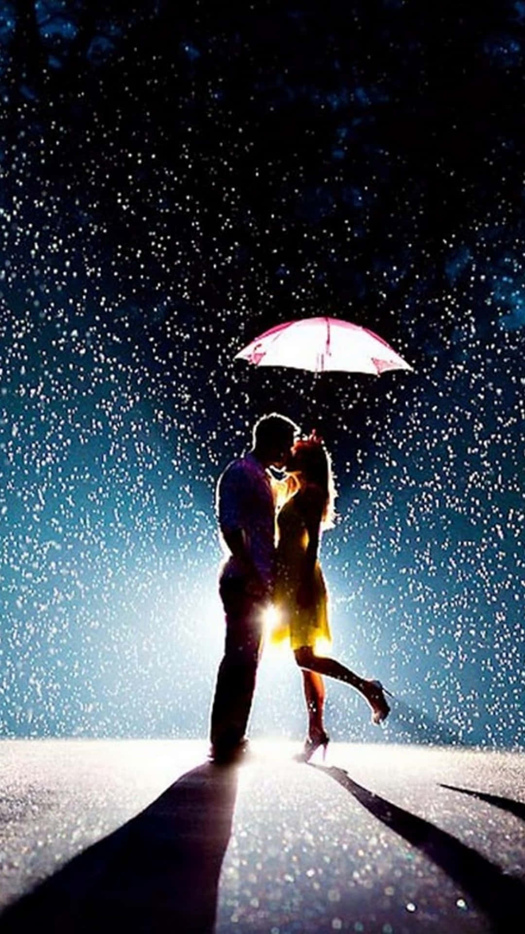 Romantischerhintergrund: Küssen Im Regen