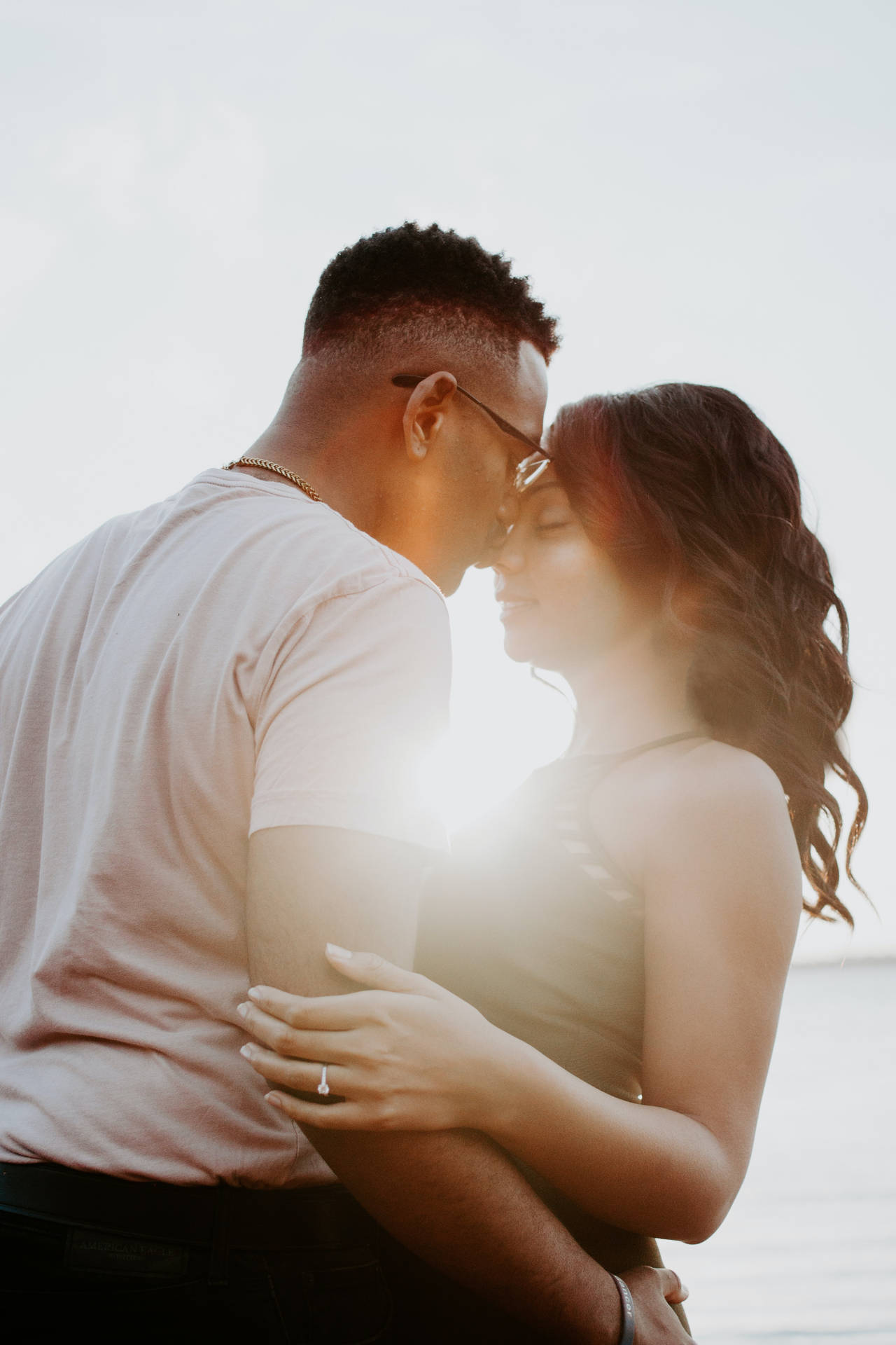 Download Romantic Couple Intimate Sunlight Kiss Wallpaper 
