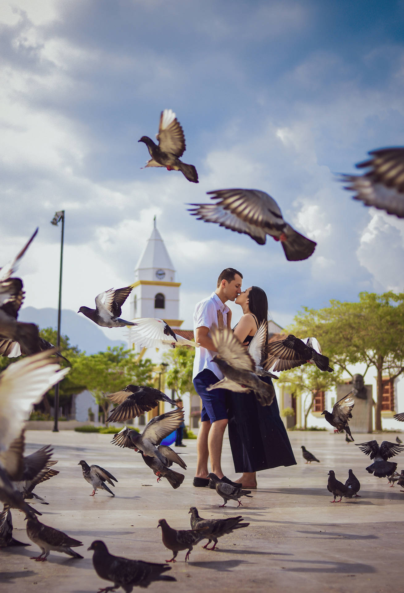Romantisk par kysse med en flok fugle Wallpaper