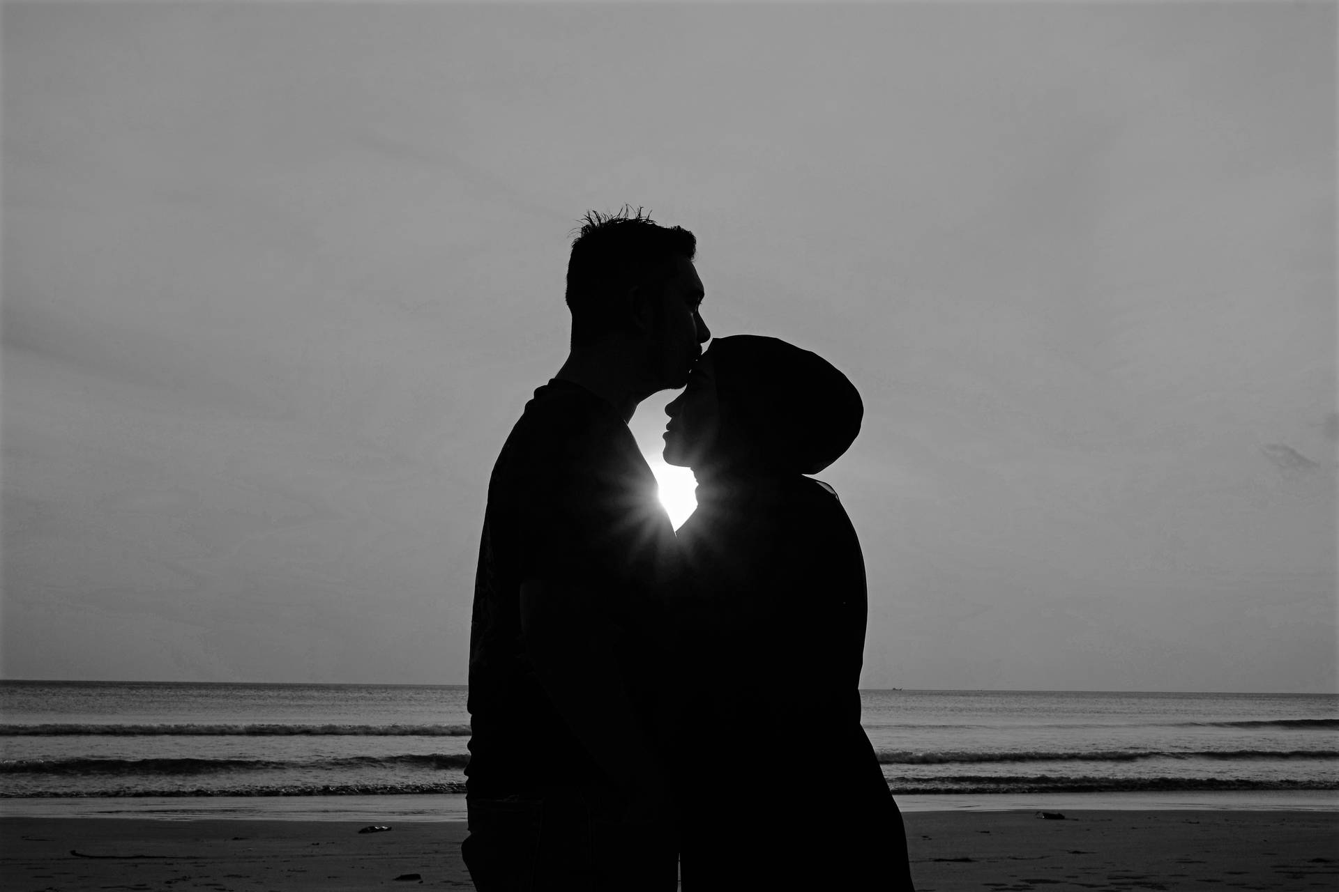 Romantischespaar, Kuss Am Ozean, Silhouette Wallpaper