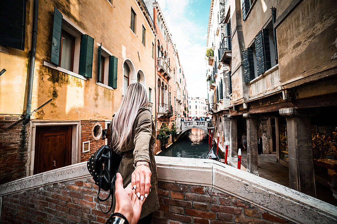 Download Romantic Couples In Venice Wallpaper 