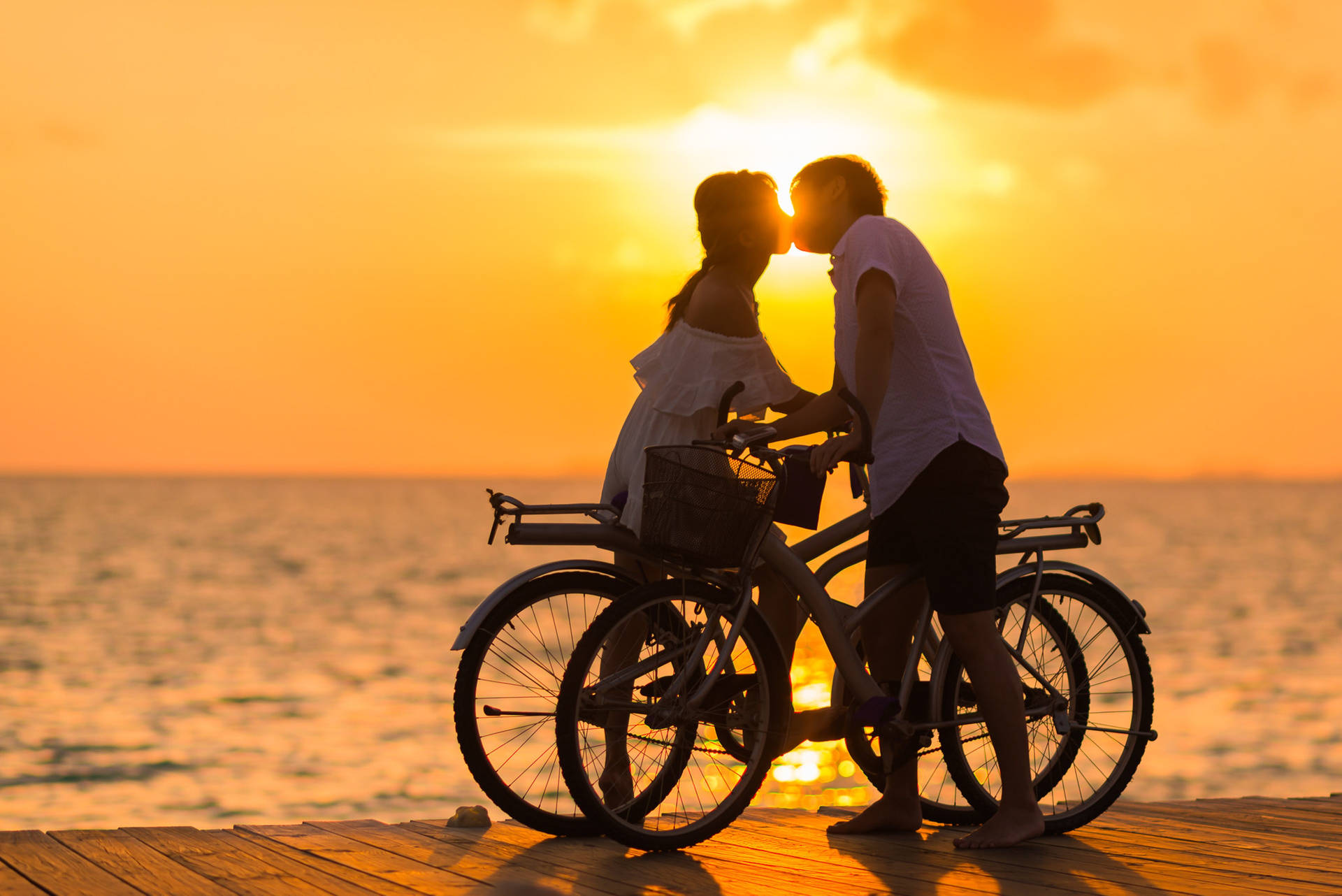 Bicicletasrománticas De Amor Bajo La Puesta De Sol. Fondo de pantalla