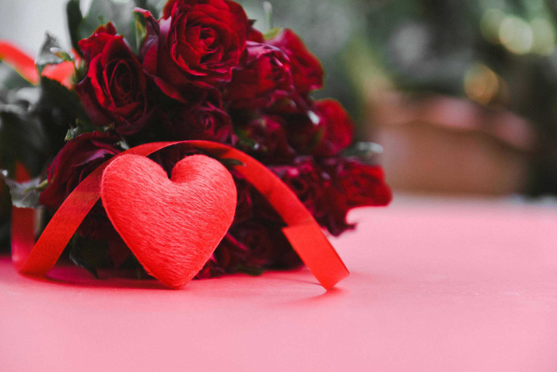 Romantischeliebesblumen Und Herzförmiger Schmuck Wallpaper