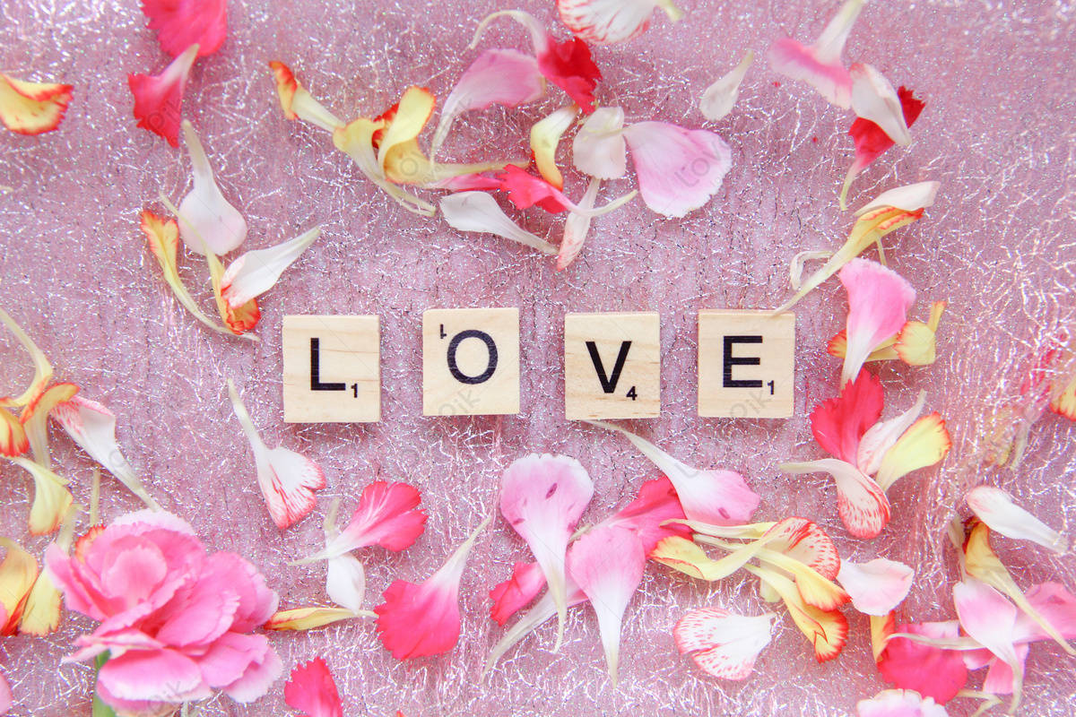 Floresrománticas De Amor Y Amor En El Juego De Scrabble. Fondo de pantalla