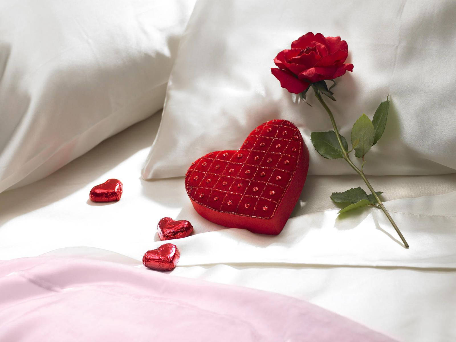 Romantic Love Flowers On Pillow Wallpaper