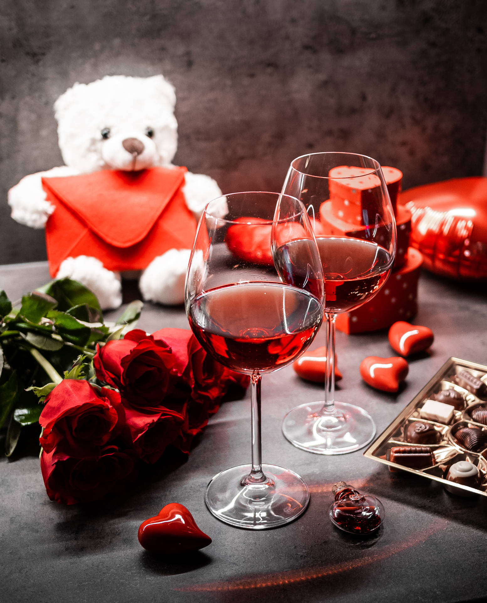 Romantischeliebesblumen Rote Rosen Und Wein Wallpaper