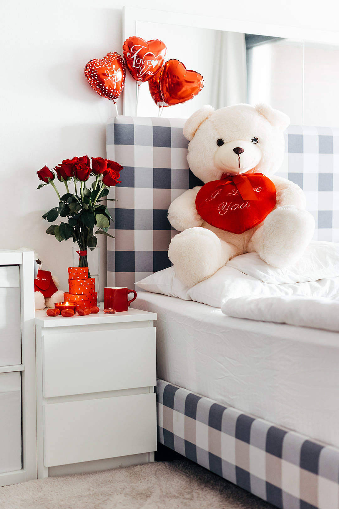 Romantic Love Flowers Red Roses In Vase Wallpaper