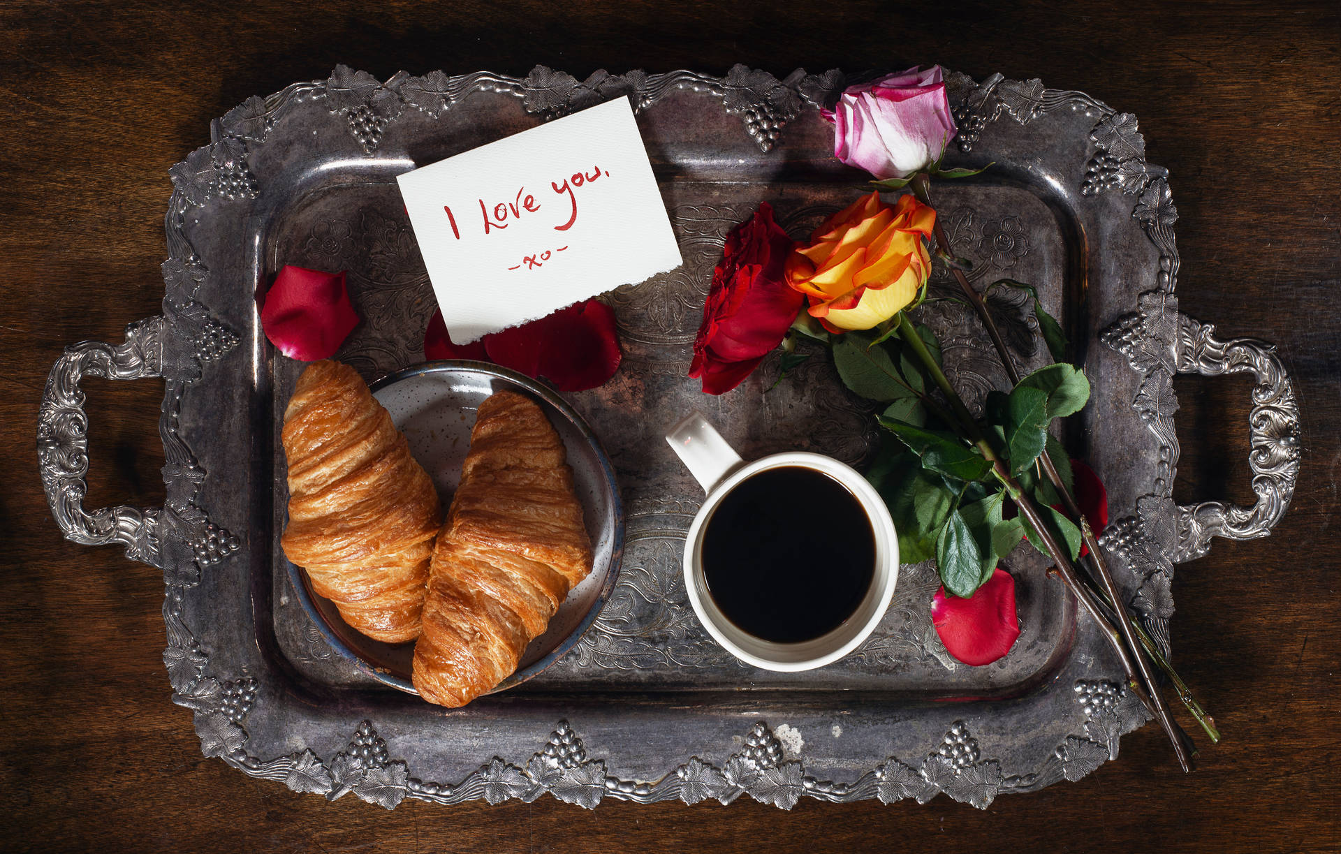 Romantischeliebesblumen Mit Brot Auf Dem Tablett Wallpaper