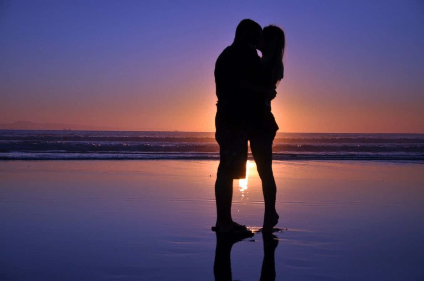 Ettpar Som Kysser Varandra På Stranden Vid Solnedgången