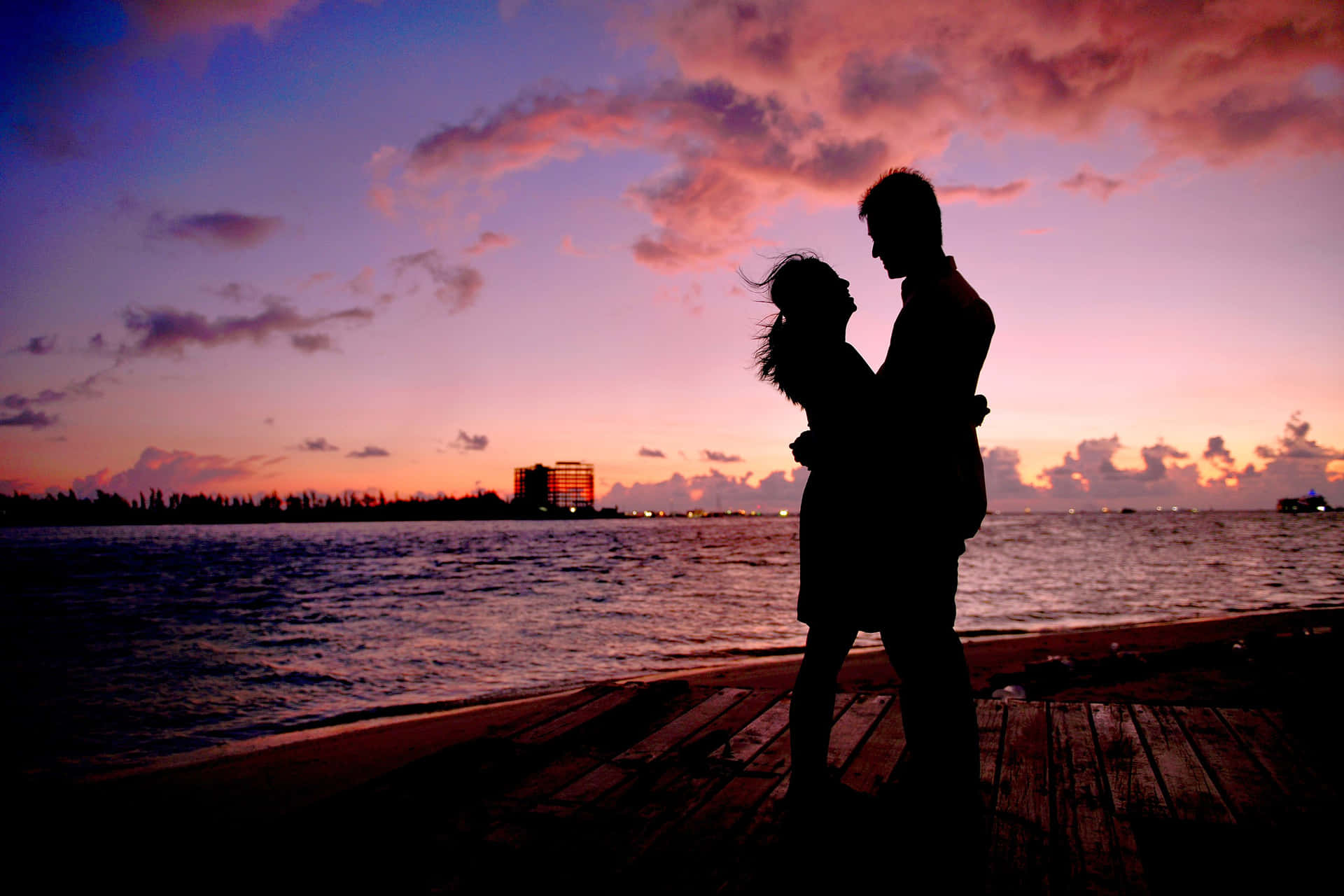 Romantic Couple Sea Date Picture