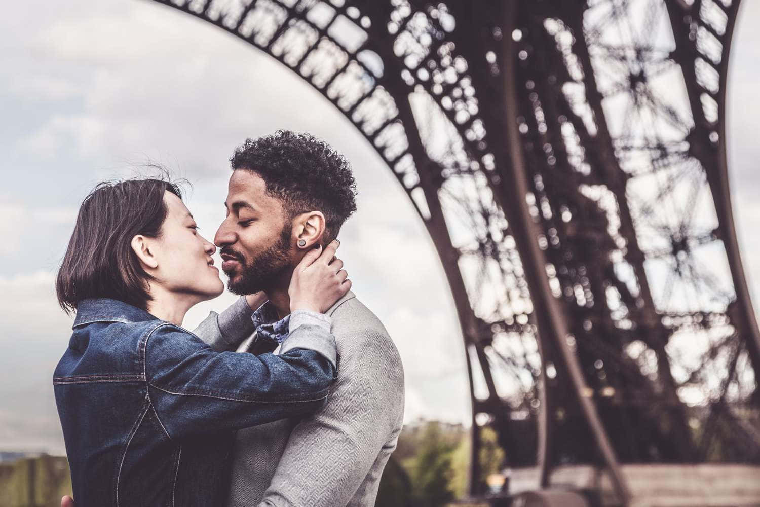 Romantic Couple Kiss Paris Picture