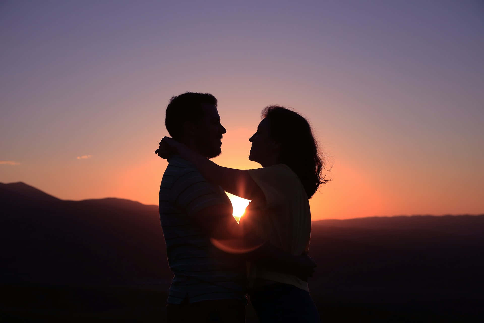 Romantic Sunset Embrace Wallpaper