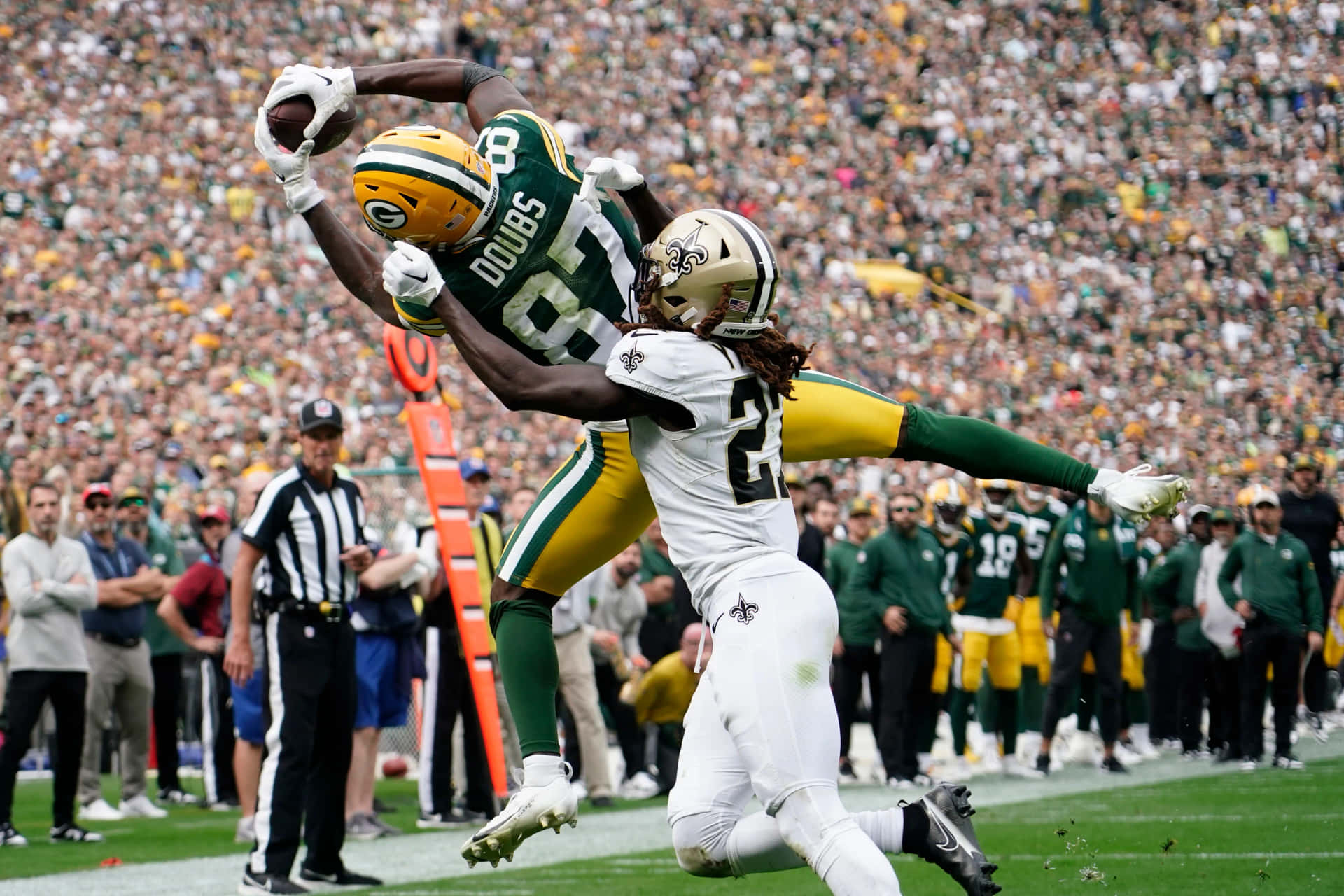 Romeo Doubs Athletic Catch Green Bay Packers Wallpaper