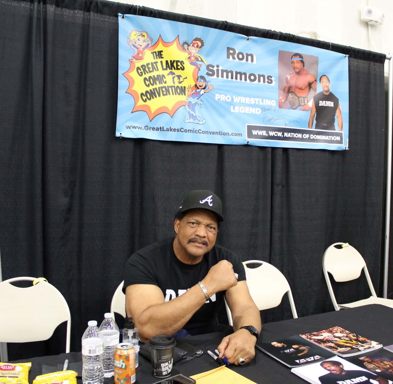 Ron Simmons At Dc Comic Convention 2022 Wallpaper