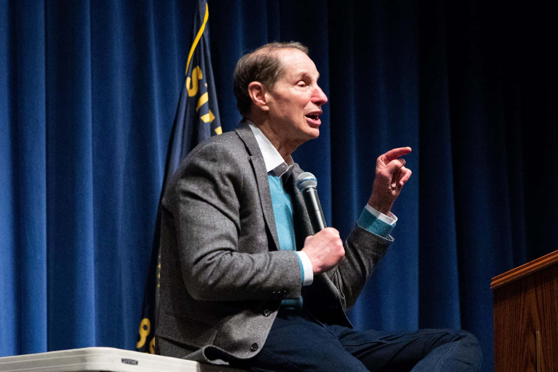 Ron Wyden Holding A Microphone Wallpaper