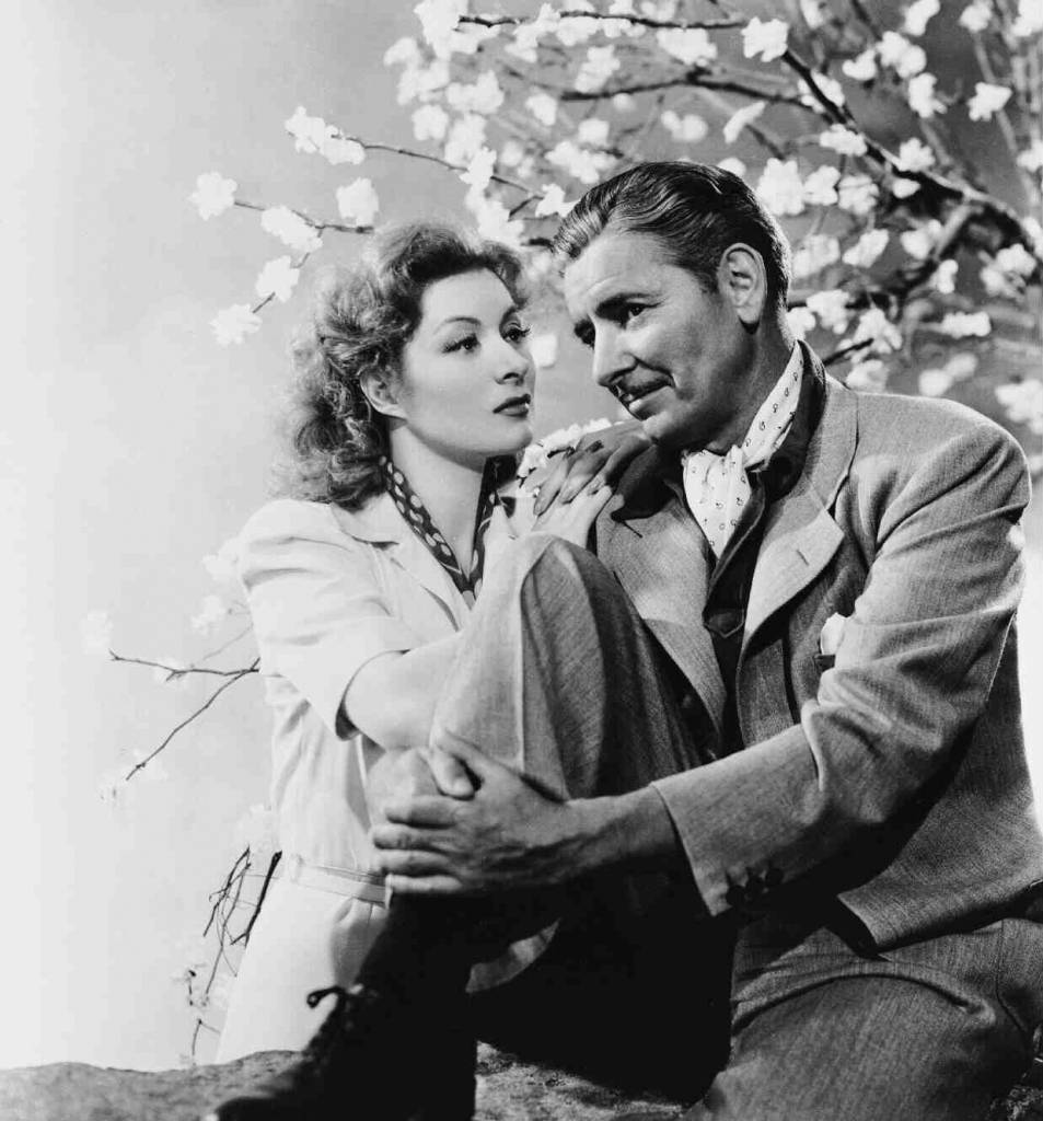 Ronaldcolman Greer Garson Vid Trädet. (this Could Potentially Be A Caption For A Wallpaper Featuring The Actors Ronald Colman And Greer Garson Standing Near A Tree.) Wallpaper