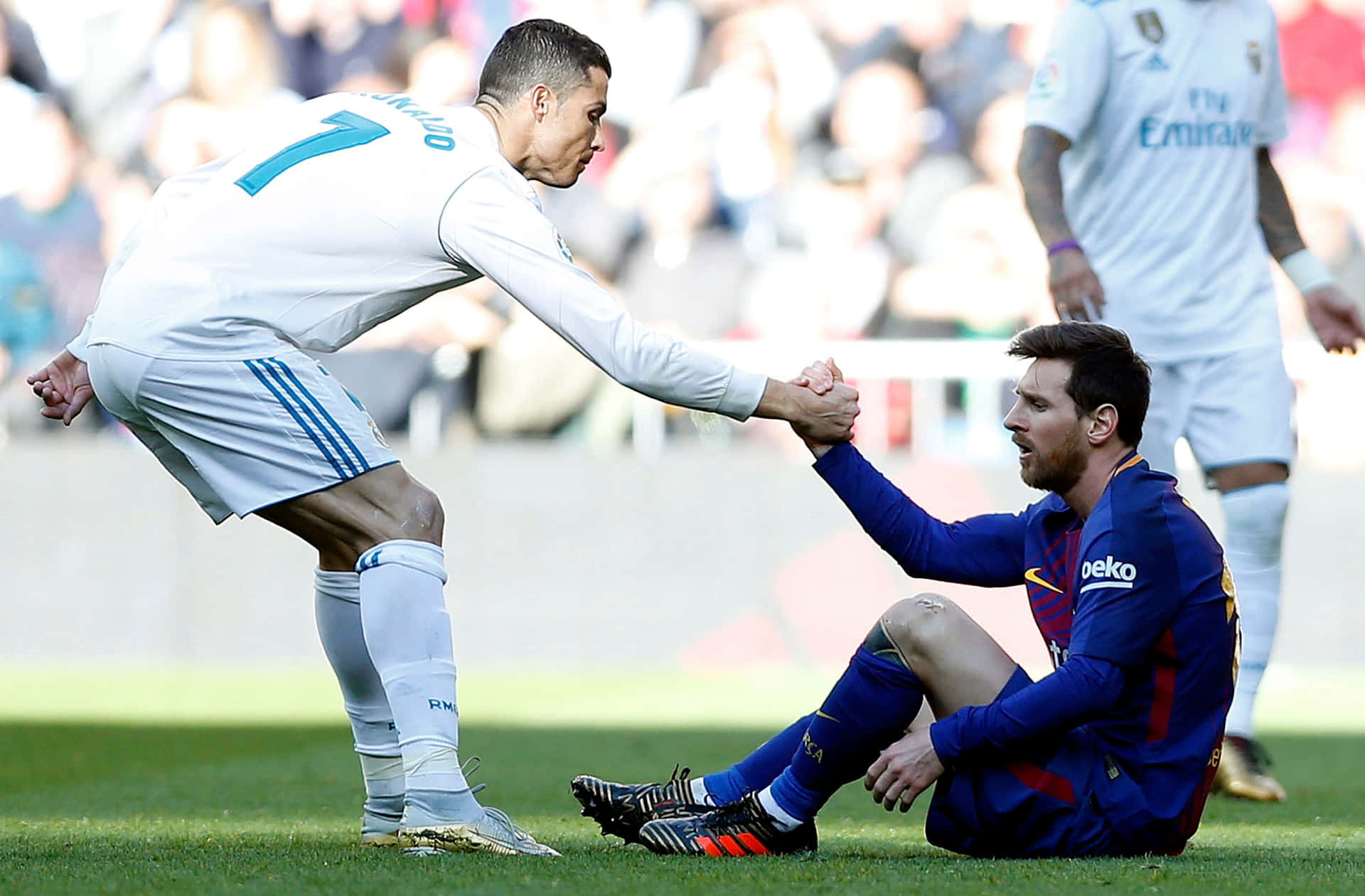 Ronaldo Helpt Messi Tijdens Wedstrijd Achtergrond