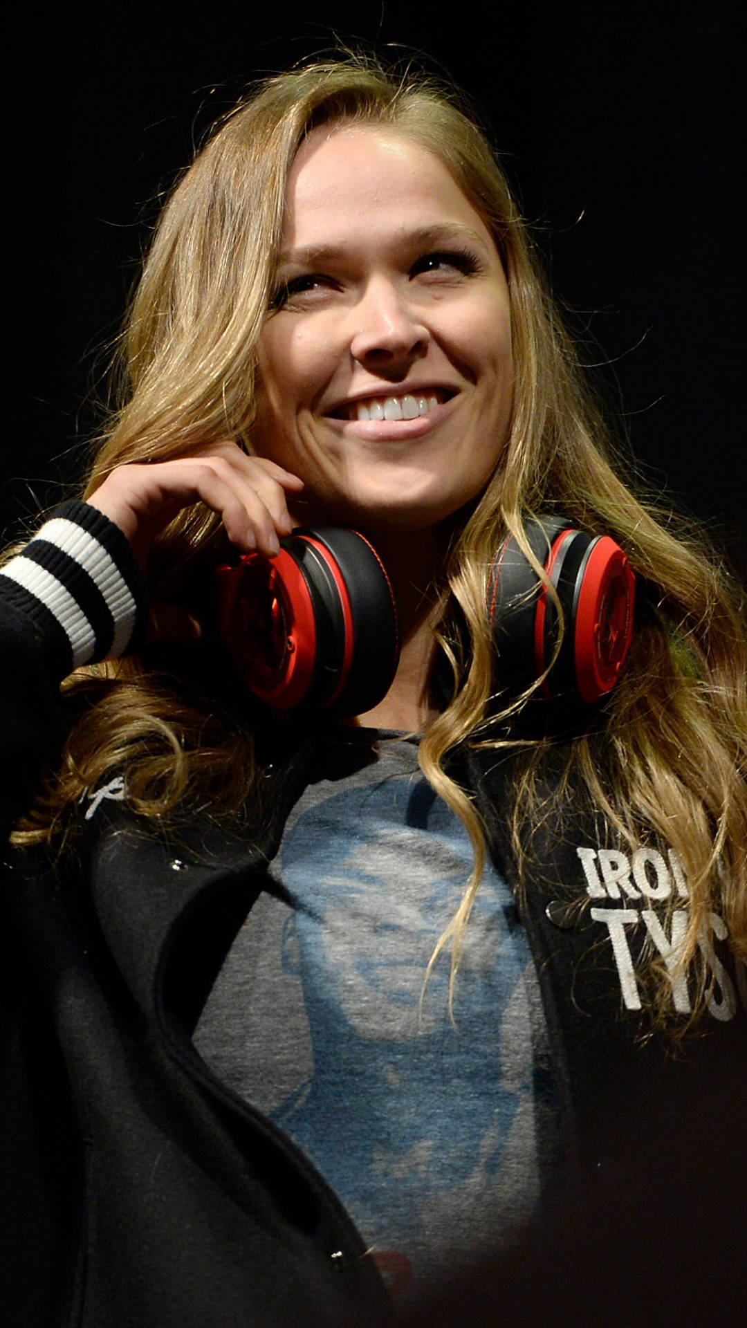 Ronda Rousey Headphones Wallpaper