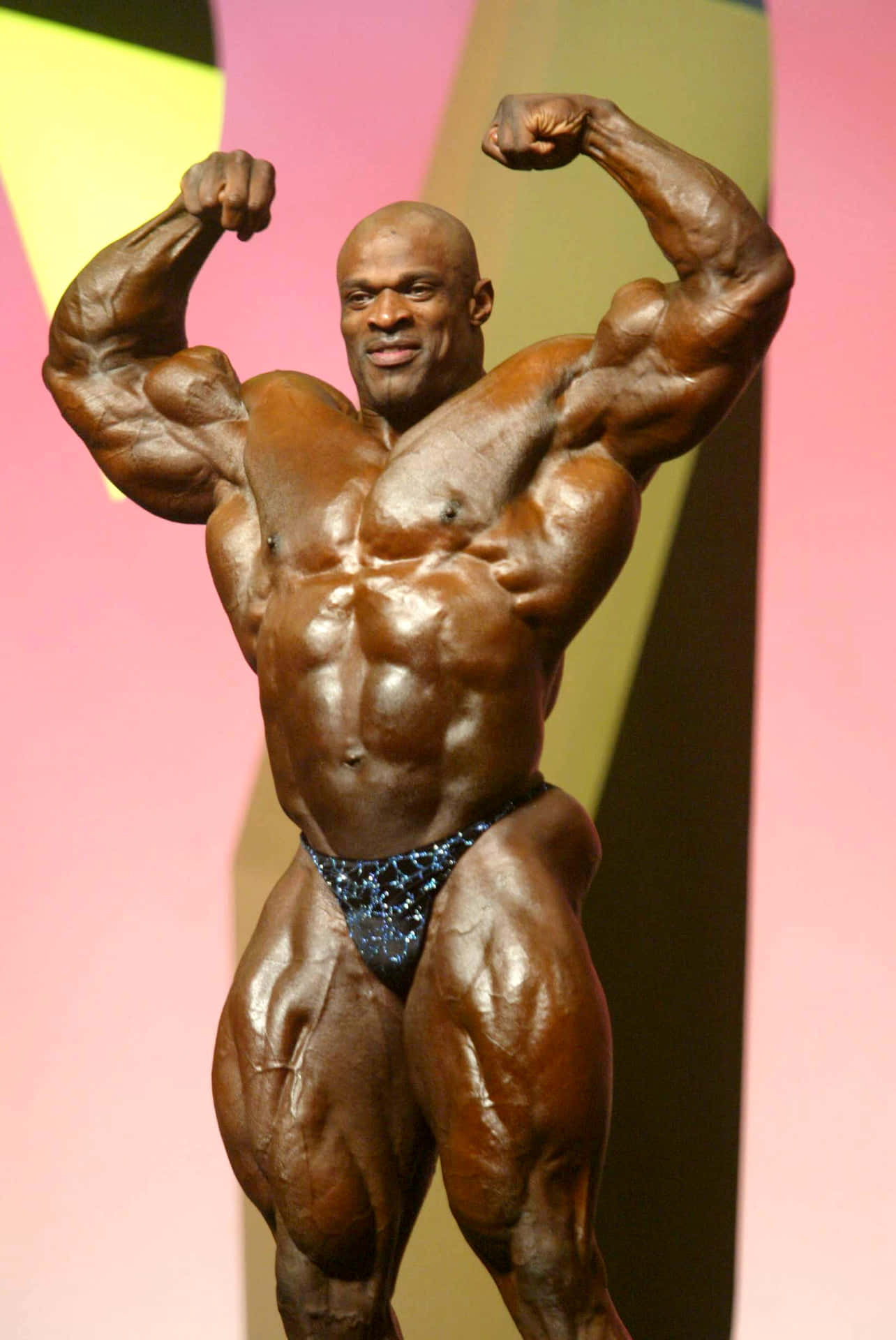 En bodybuilder poserer på scenen Wallpaper