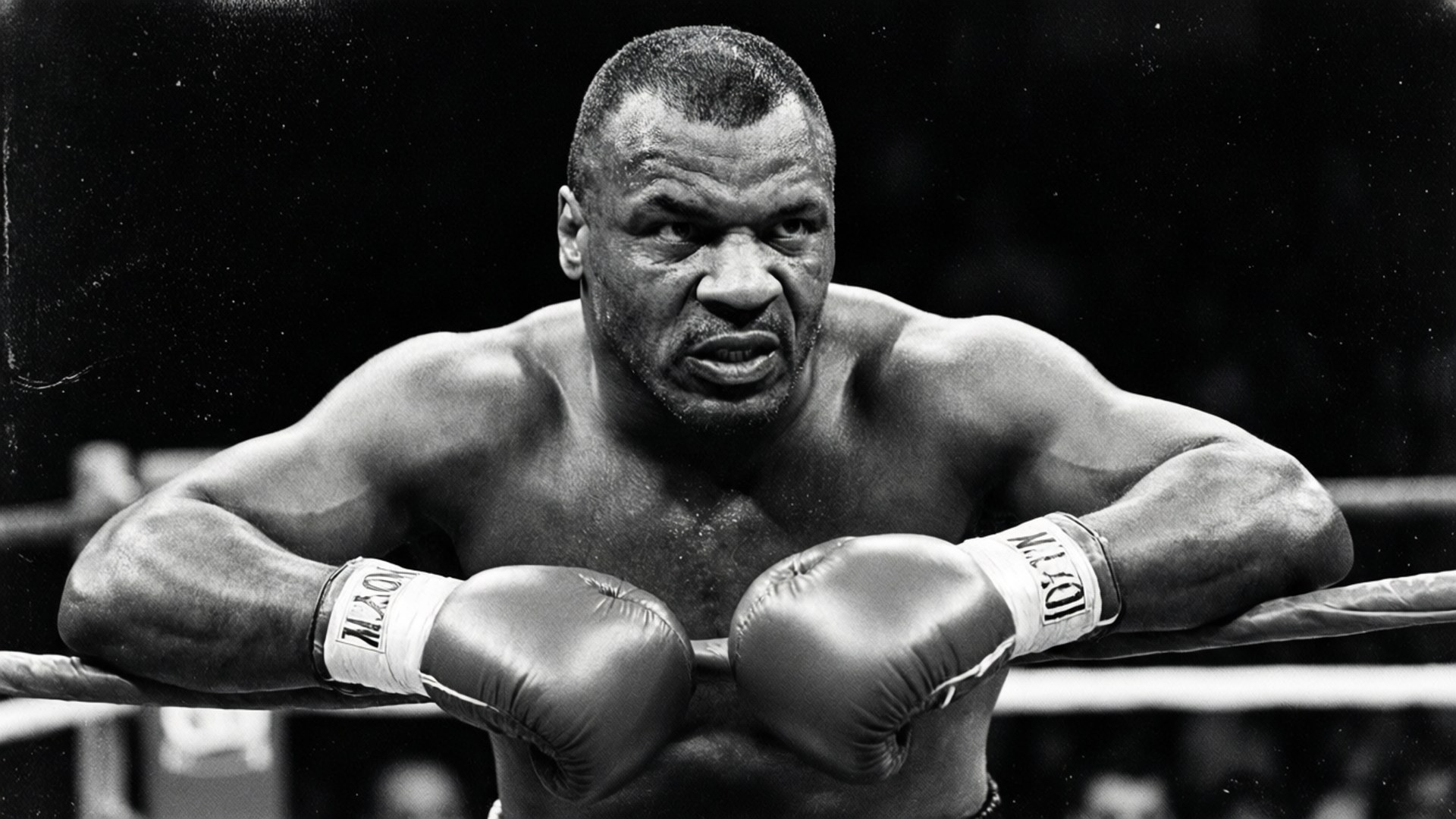 Filmkorn sort-hvid foto af Mike Tyson på rebene i ringen.