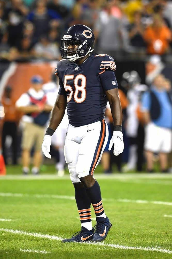 Roquan Smith Standing In A Field Wallpaper