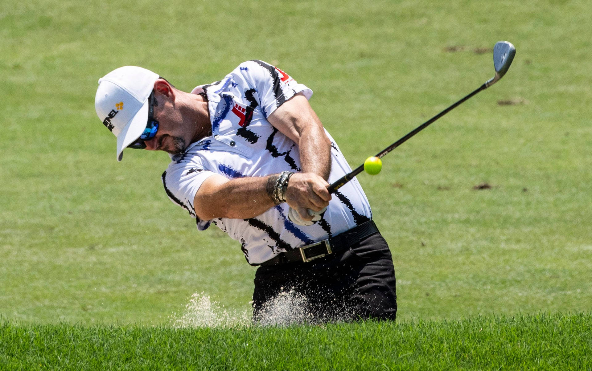 Rory Sabbatini Hitting Golf Ball Wallpaper