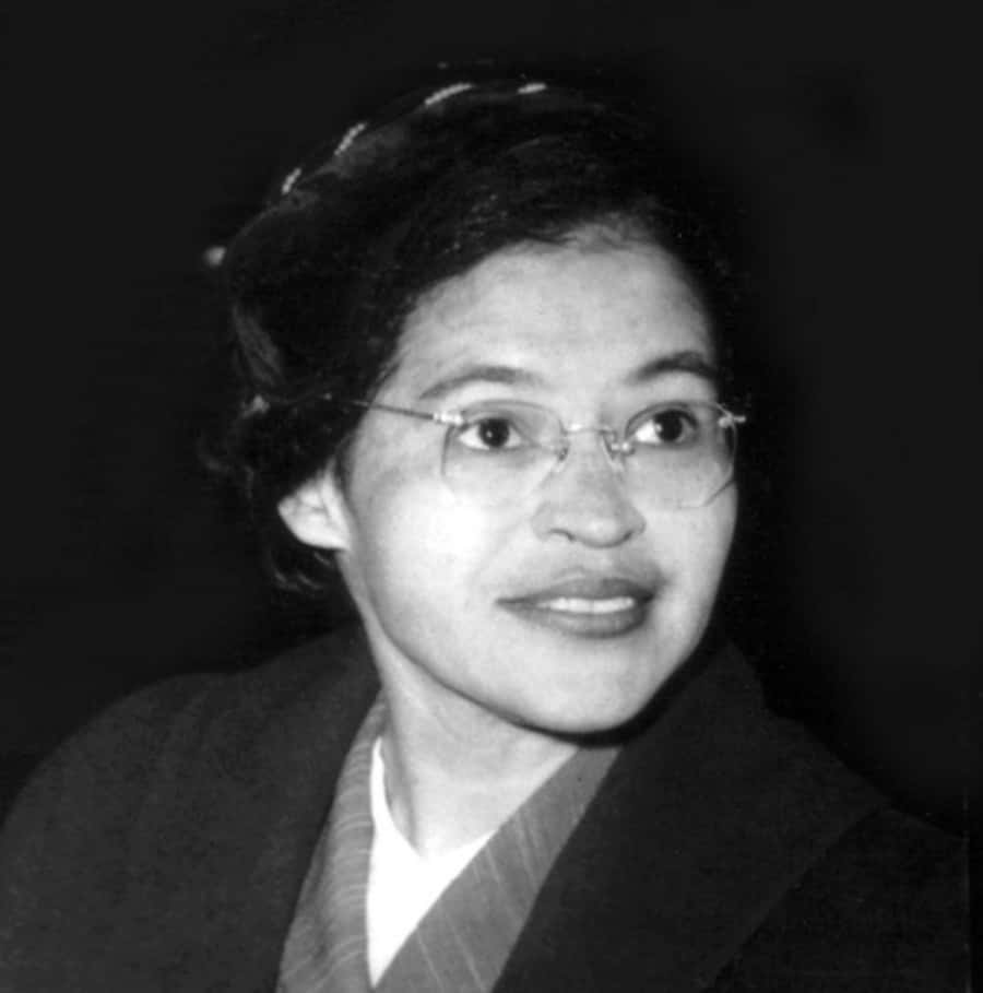 En sort og hvid foto af en kvinde iført briller